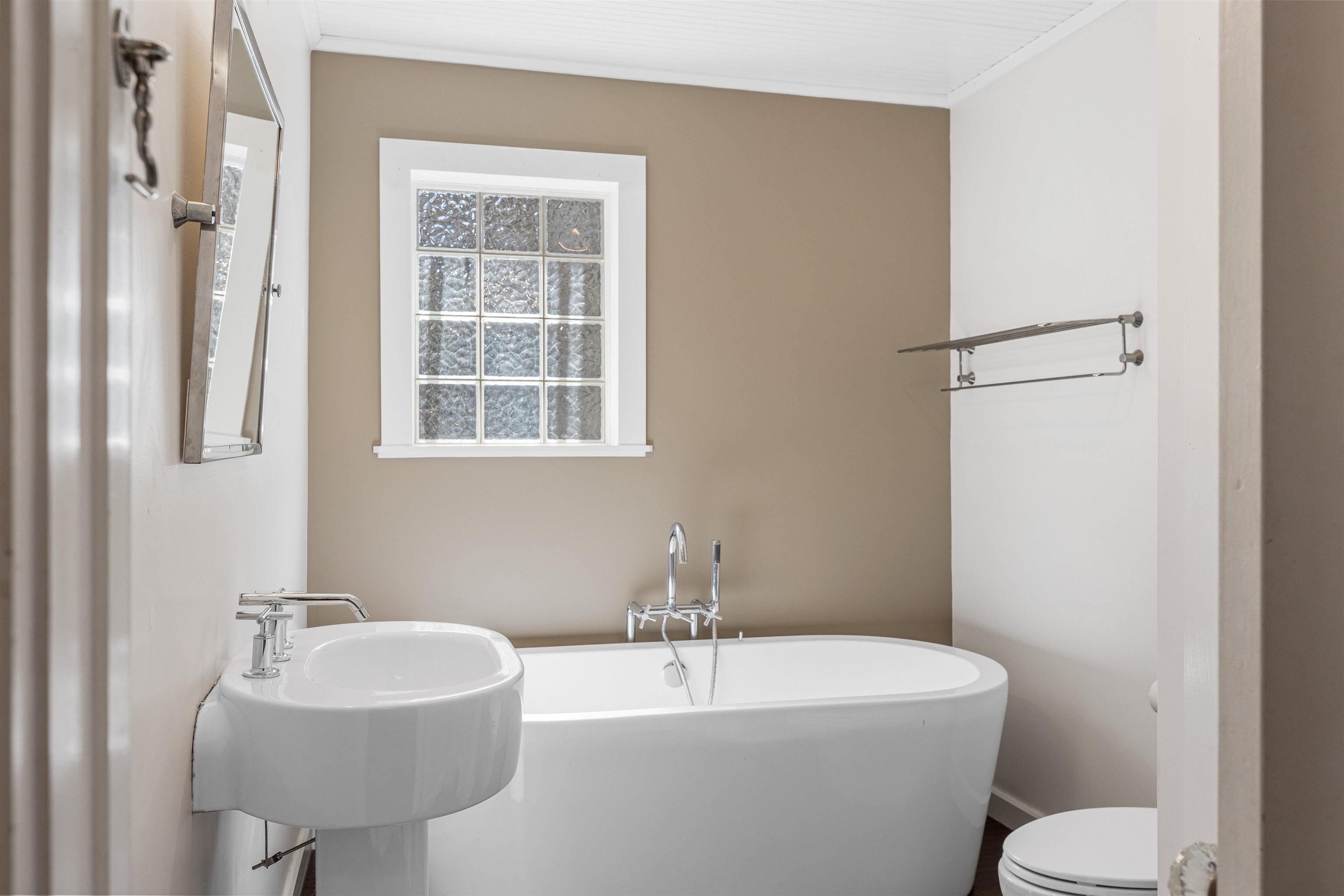 Image 20 of 54 For 5 Carey St.  