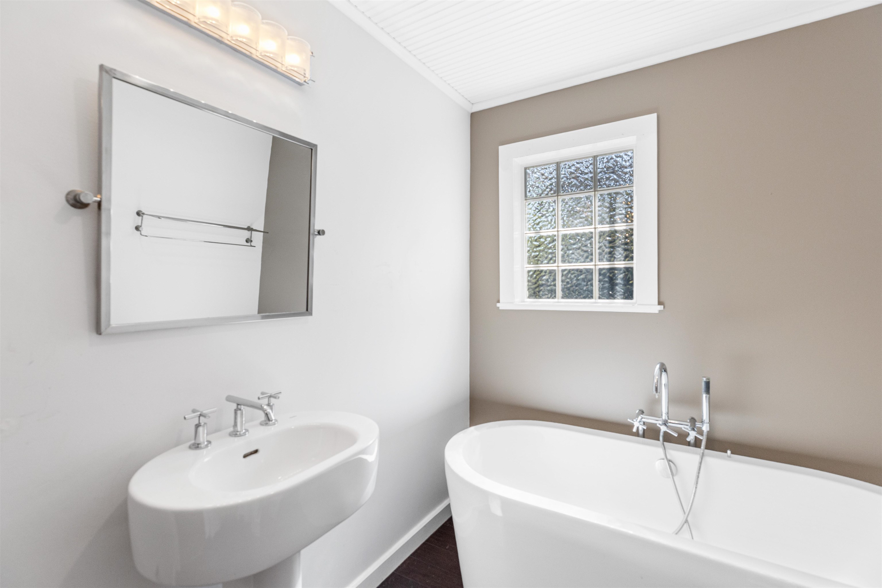 Image 21 of 54 For 5 Carey St.  