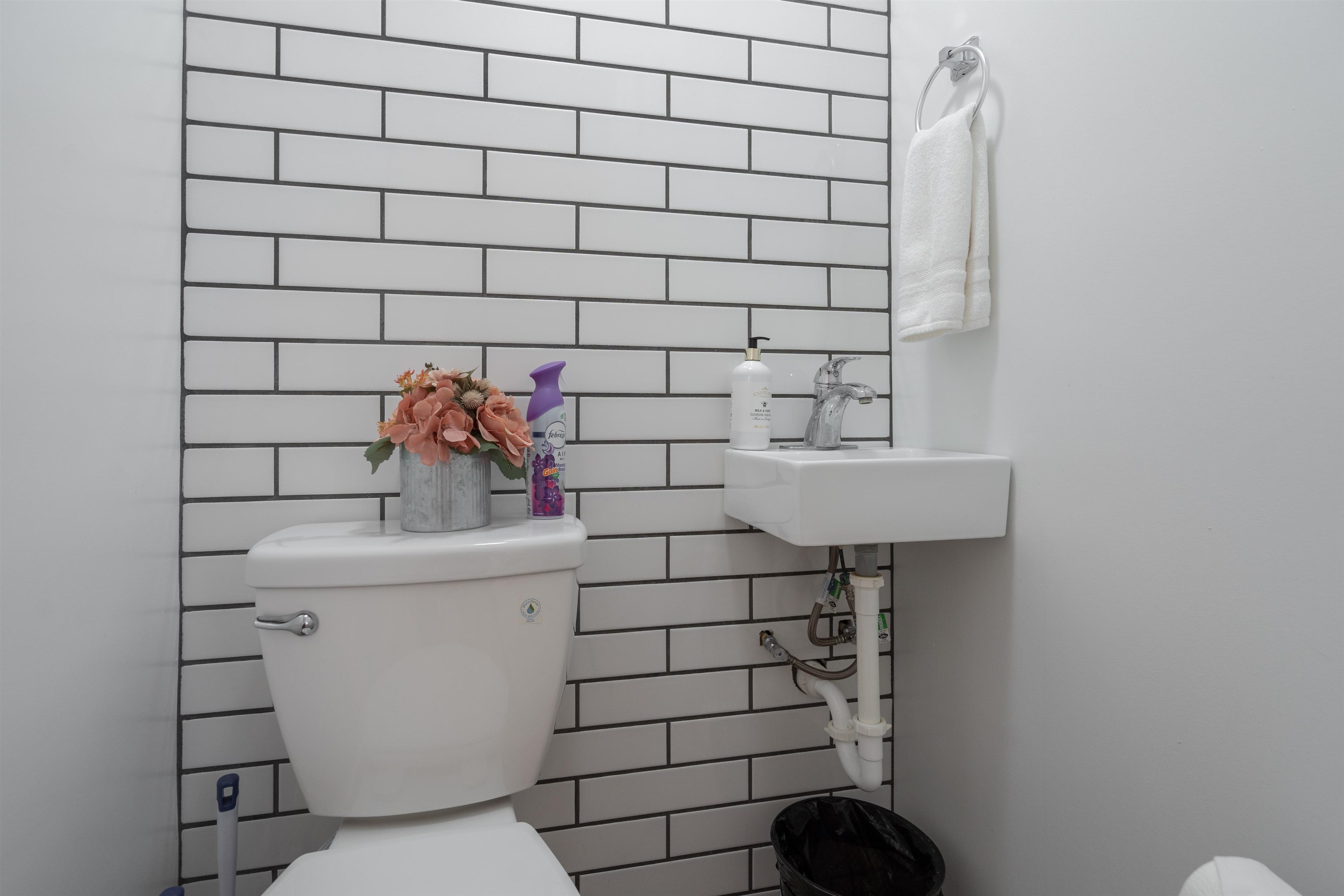 Image 17 of 44 For 28 Arenta St