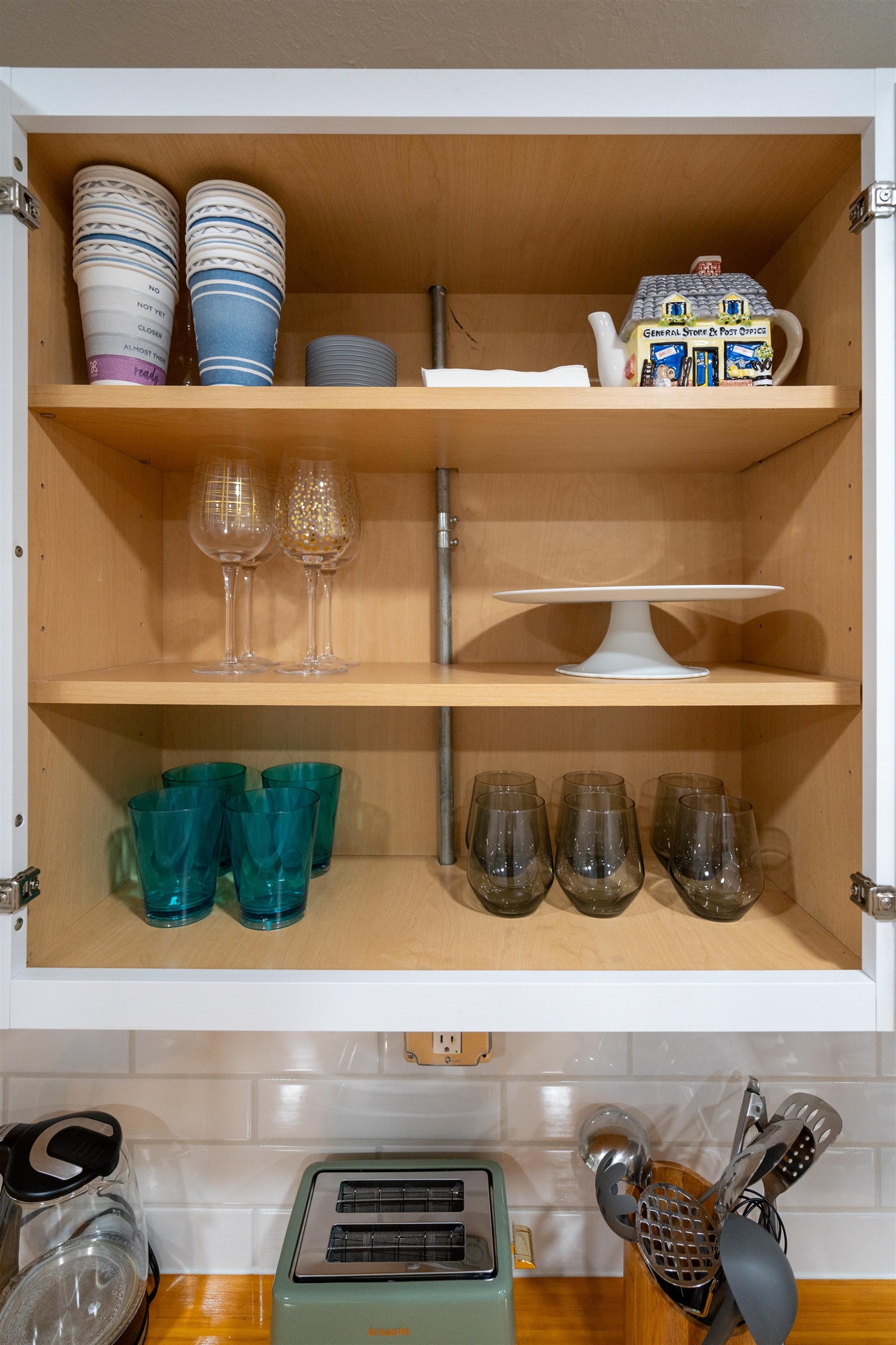 Image 34 of 44 For 28 Arenta St