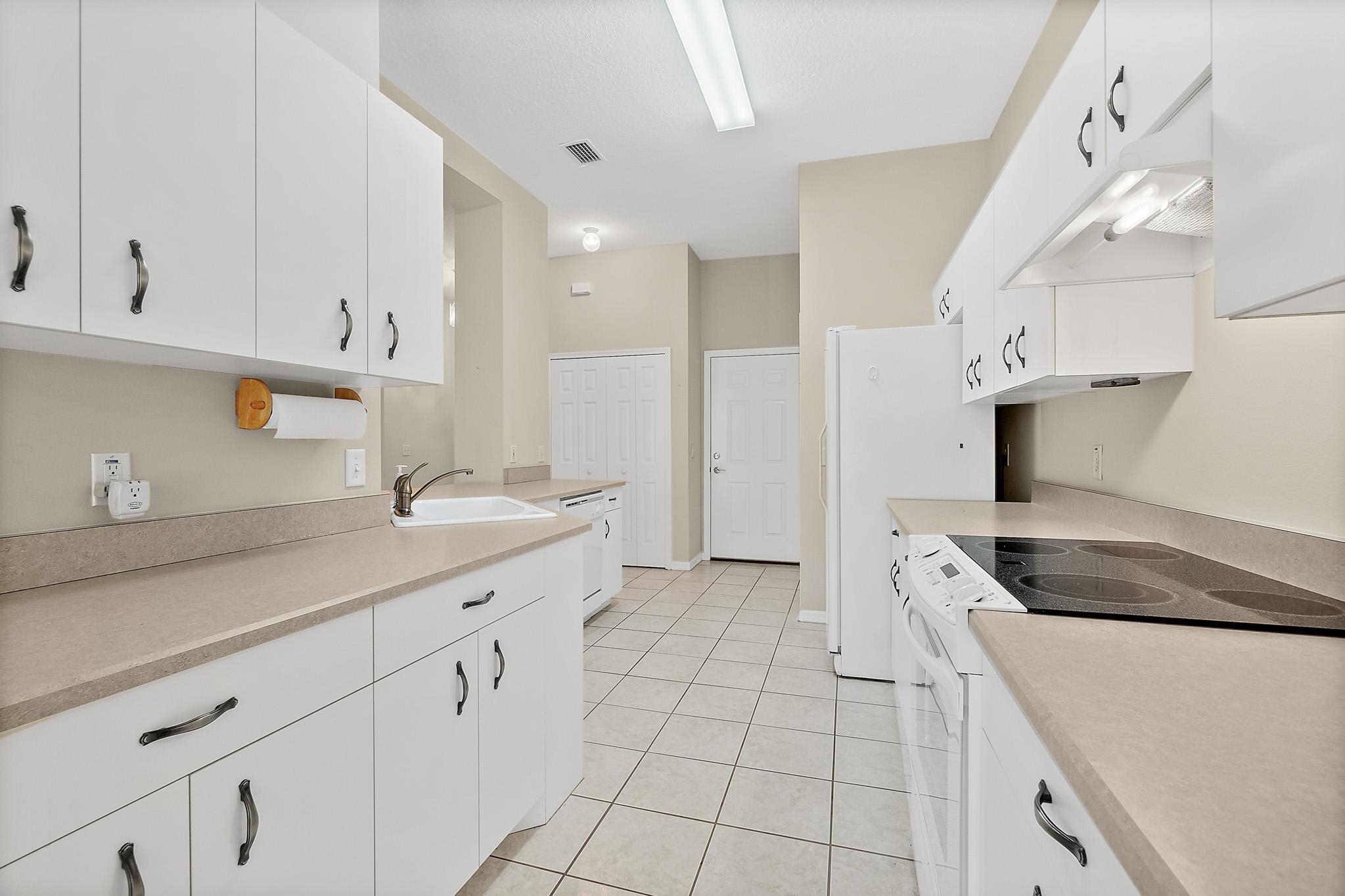 Image 12 of 33 For 10 Chatham Pl