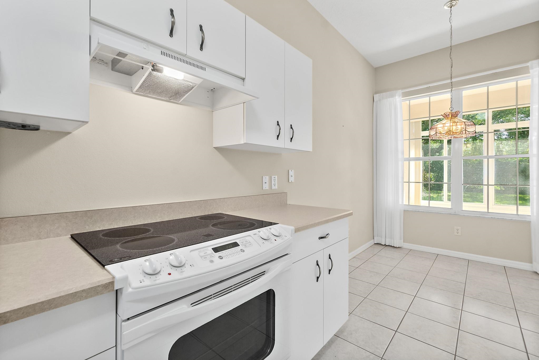 Image 13 of 33 For 10 Chatham Pl