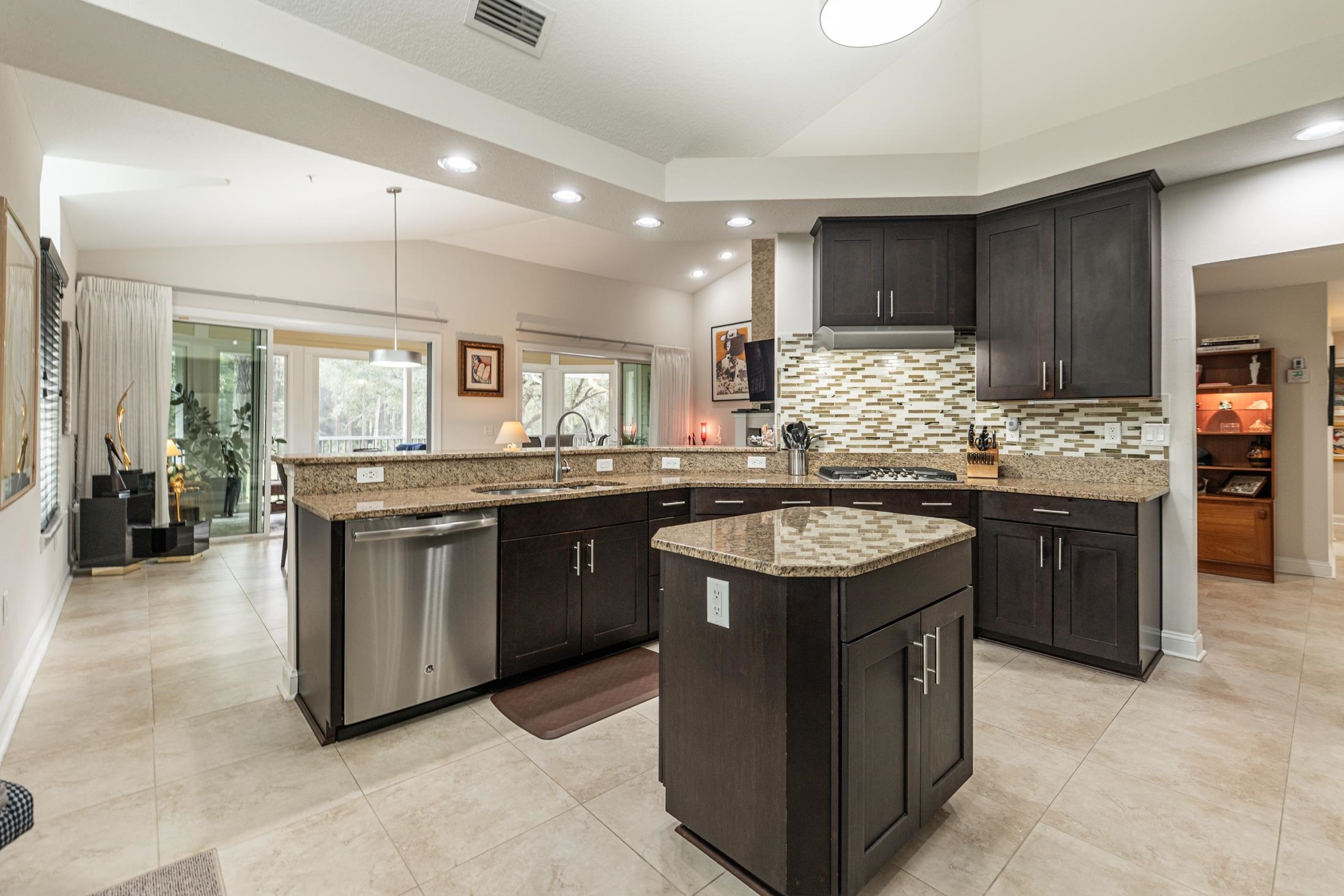 Image 35 of 95 For 335 Shore Cir N 1021