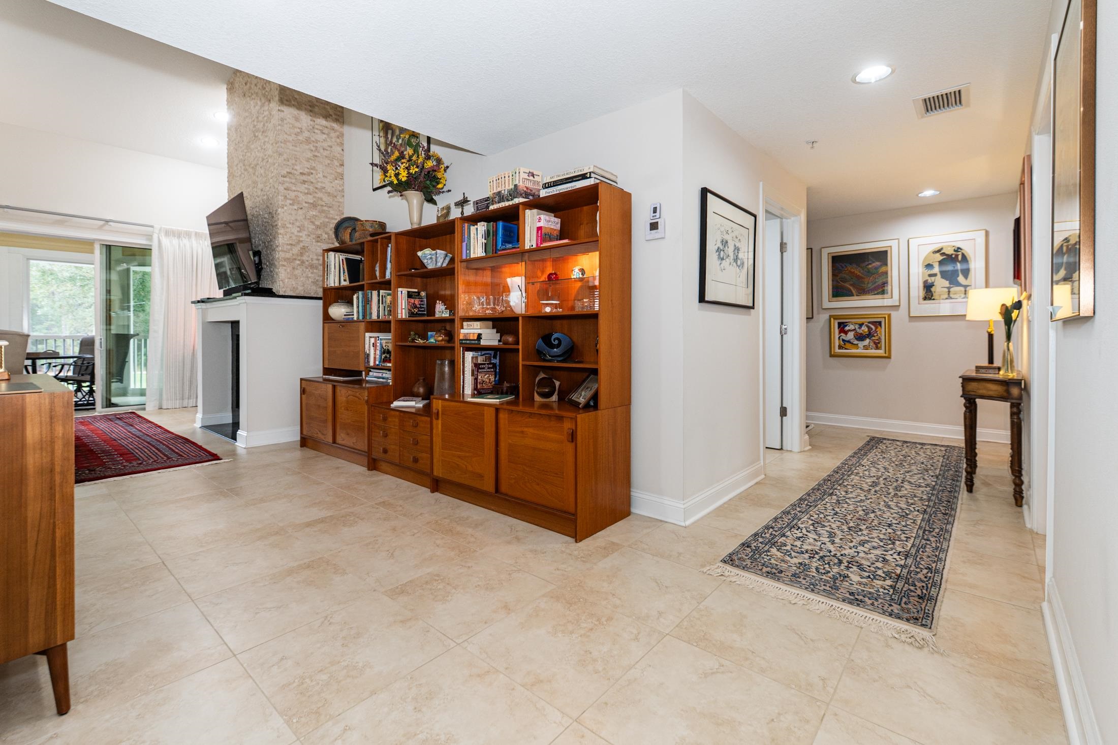 Image 57 of 95 For 335 Shore Cir N 1021