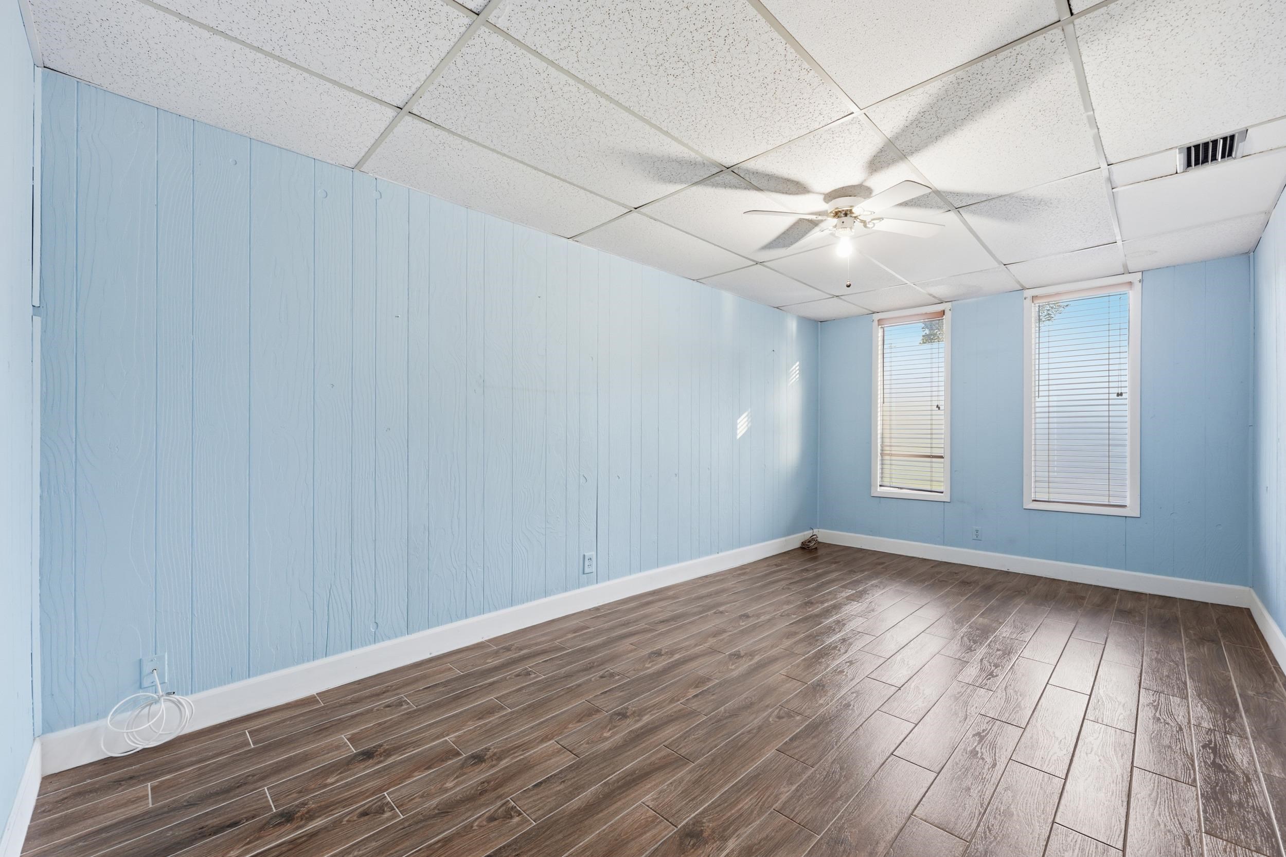 Image 18 of 50 For 2433 Brownwood Rd