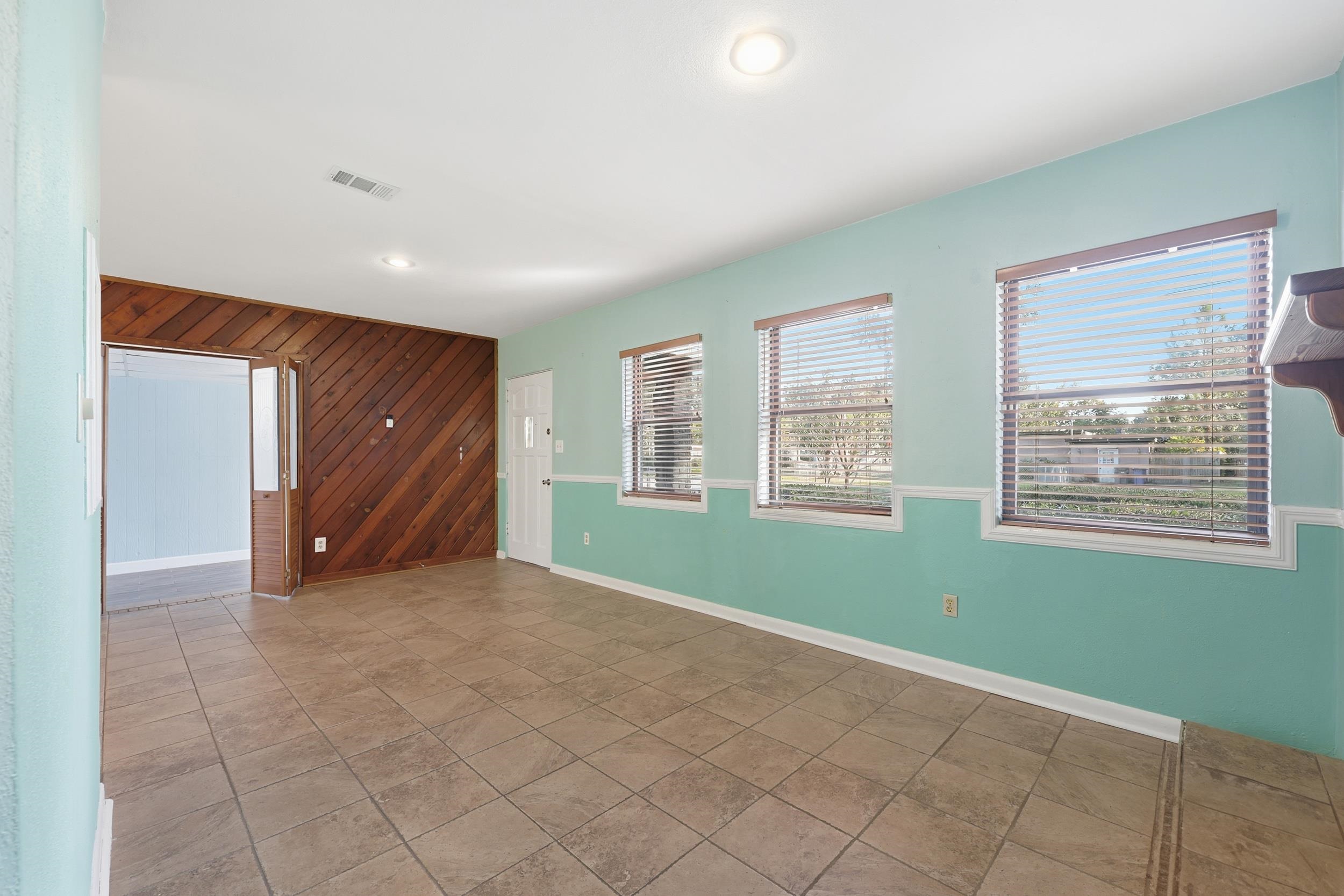 Image 6 of 50 For 2433 Brownwood Rd