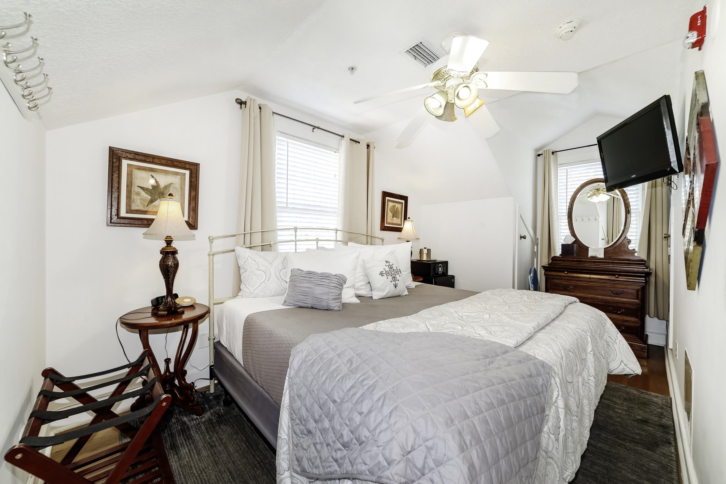 Image 33 of 69 For 29 Cuna St  