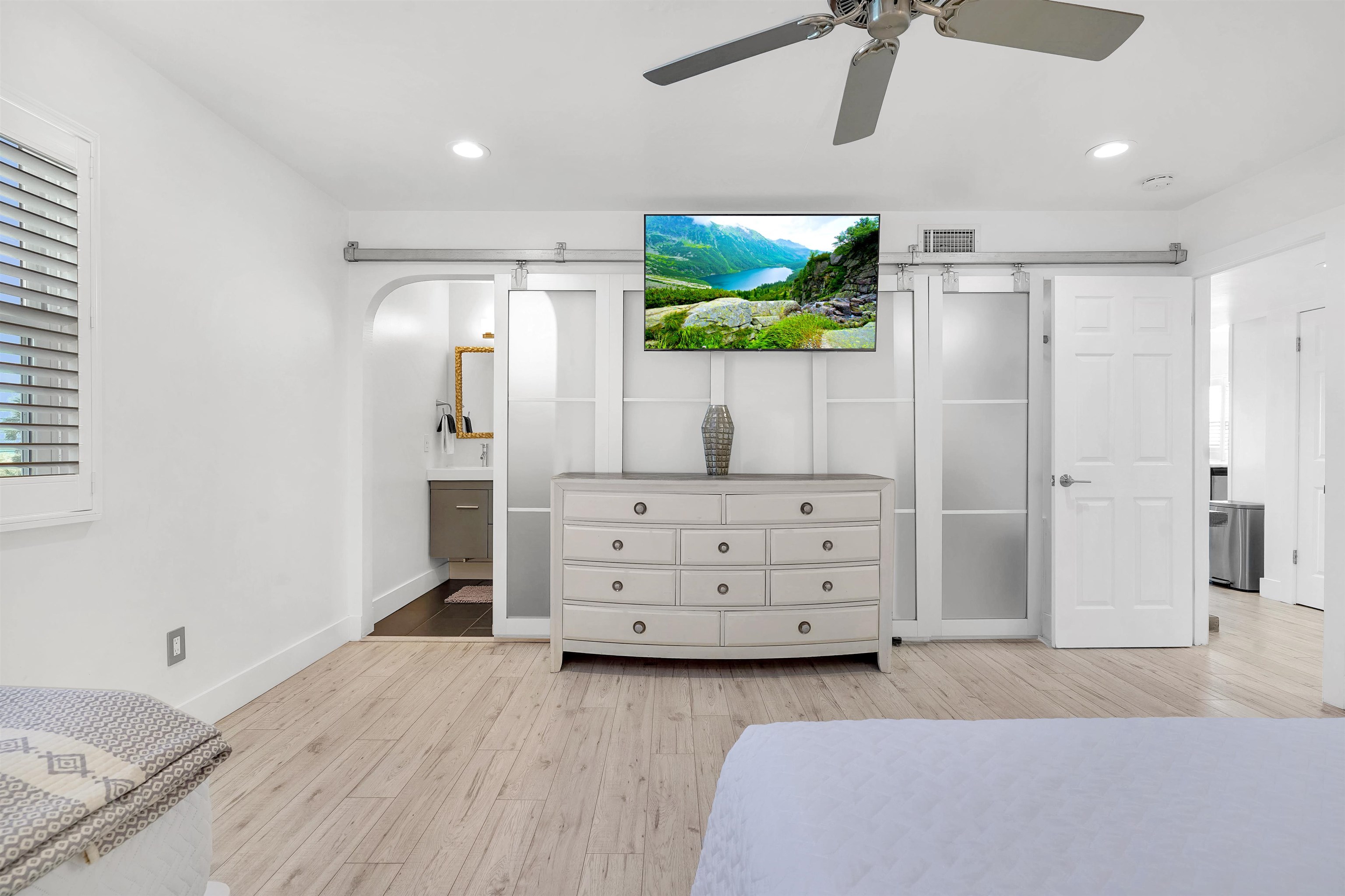 Image 30 of 60 For 1 E Street  