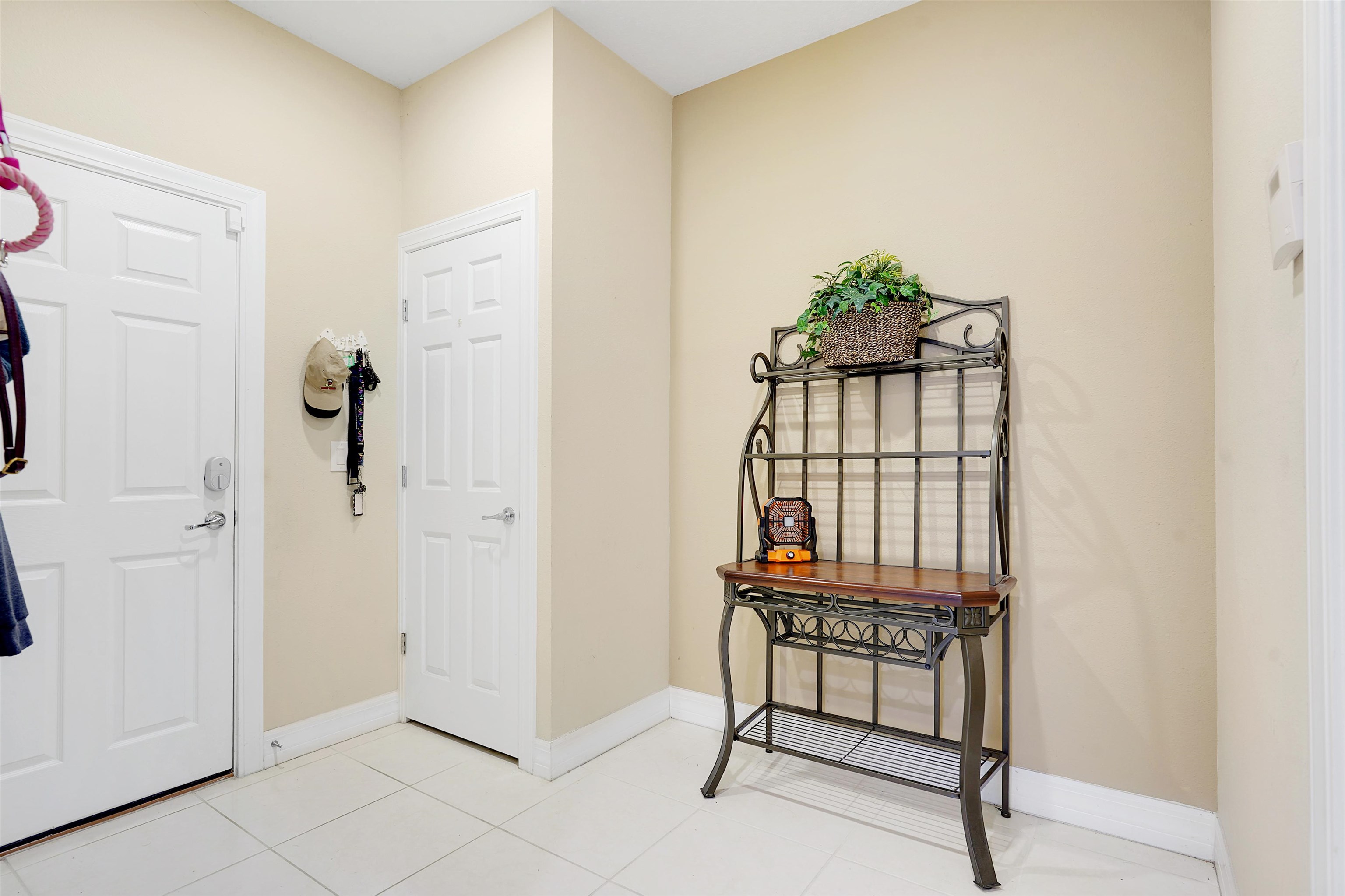 Image 21 of 55 For 247 Los Alamos St