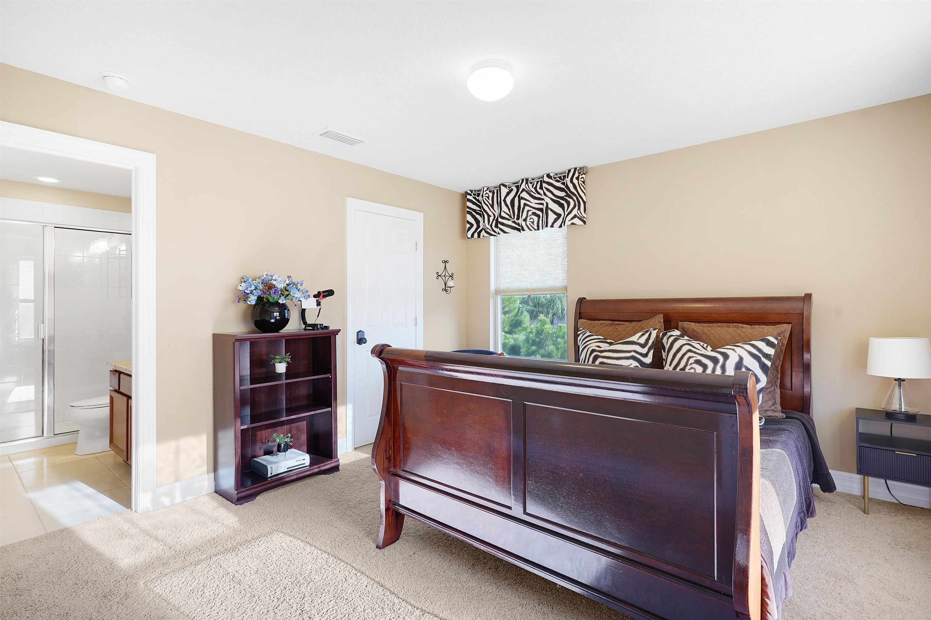 Image 27 of 55 For 247 Los Alamos St