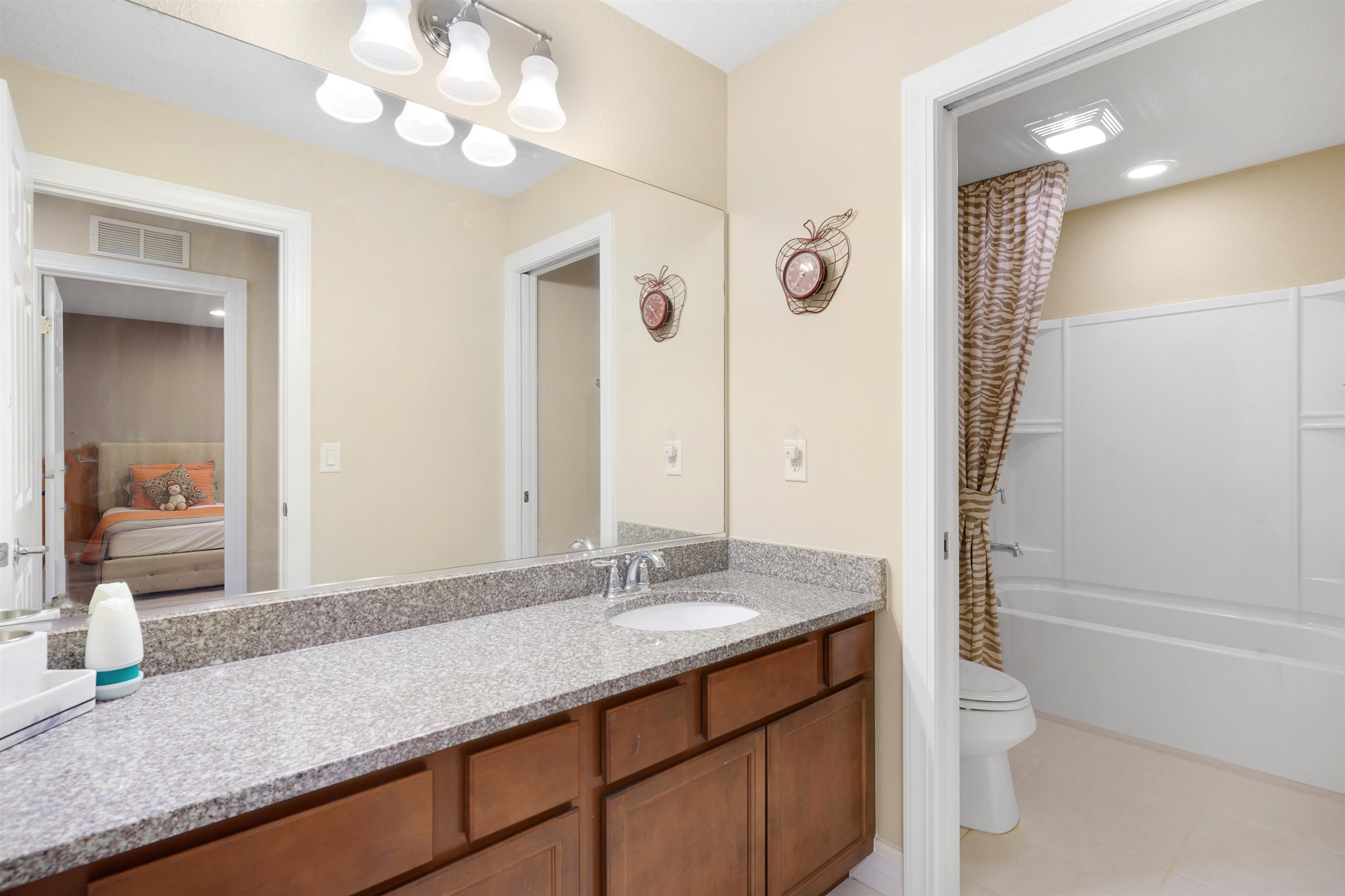 Image 35 of 55 For 247 Los Alamos St