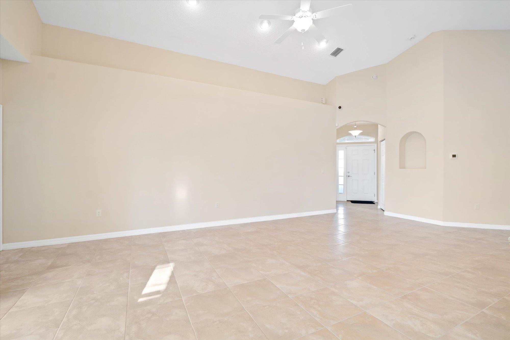 Image 15 of 56 For 76 Park Place Cir