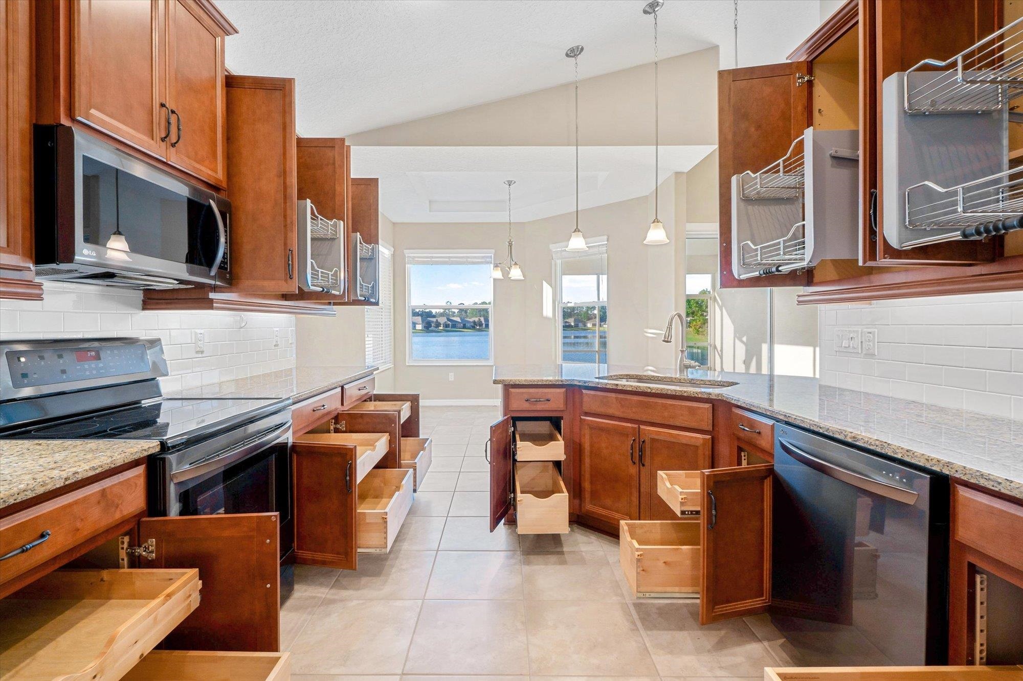 Image 21 of 56 For 76 Park Place Cir