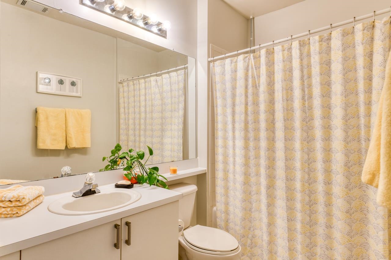 Image 13 of 33 For 605 Fairway Dr  203