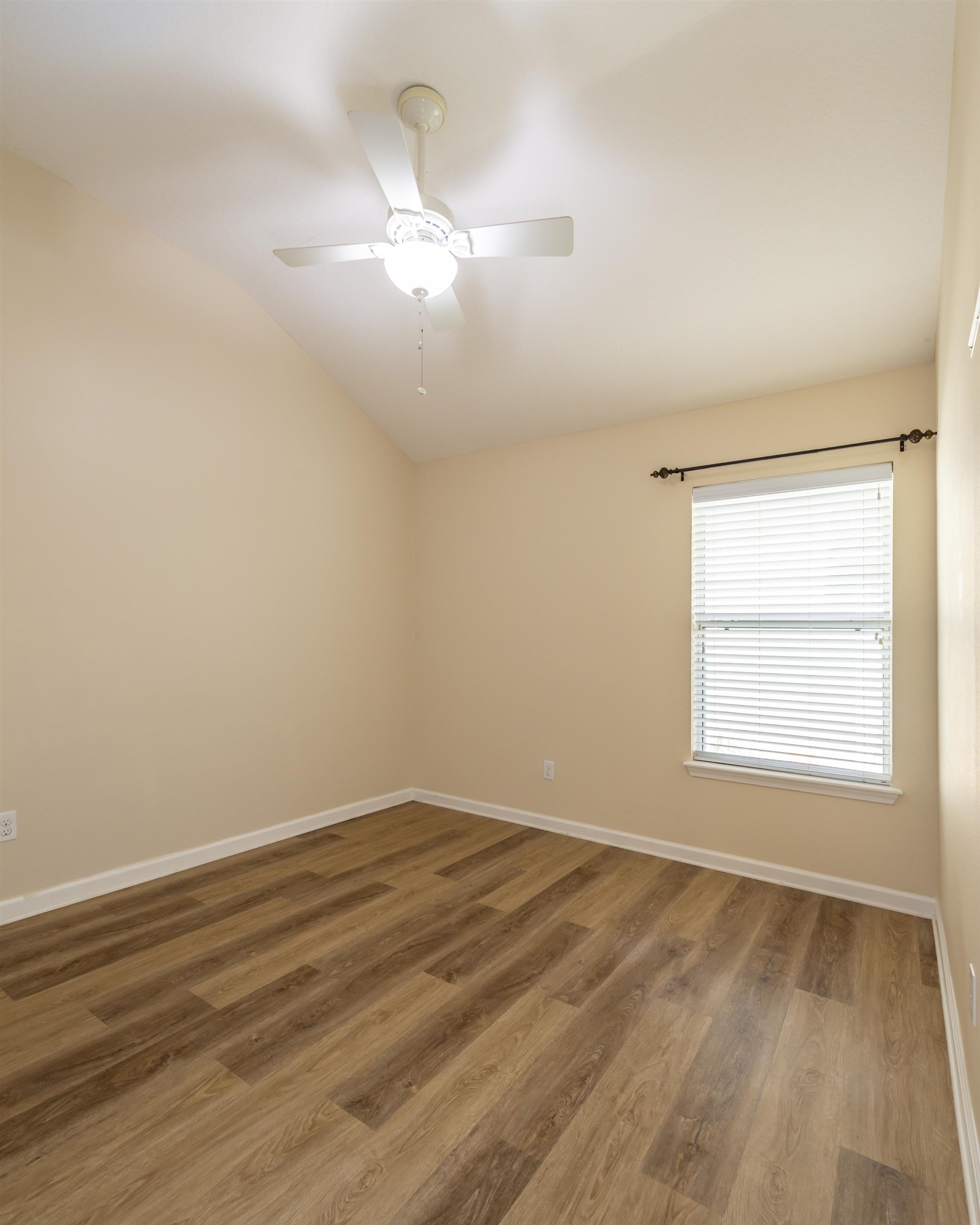 Image 16 of 38 For 73 Durango Drive