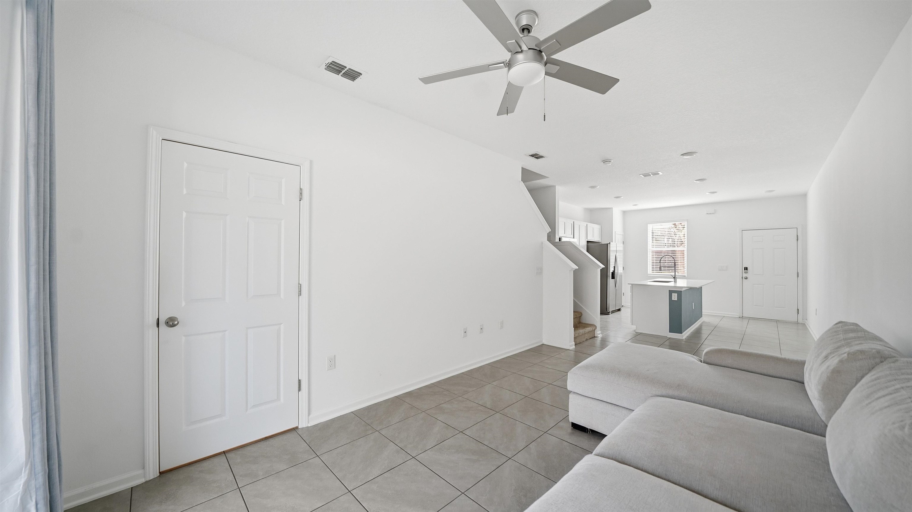 Image 11 of 39 For 180 Stonegate Ave