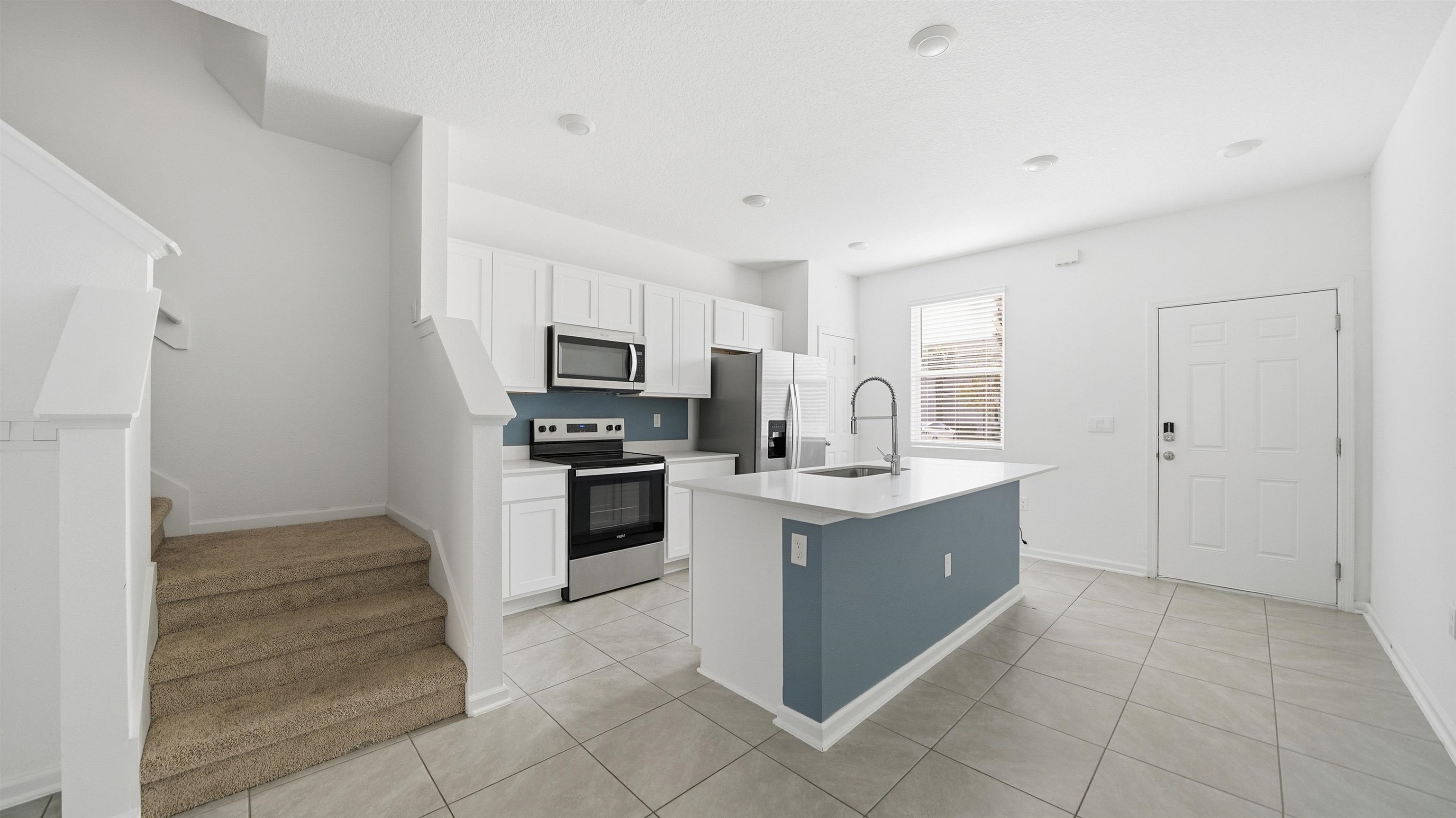 Image 4 of 39 For 180 Stonegate Ave