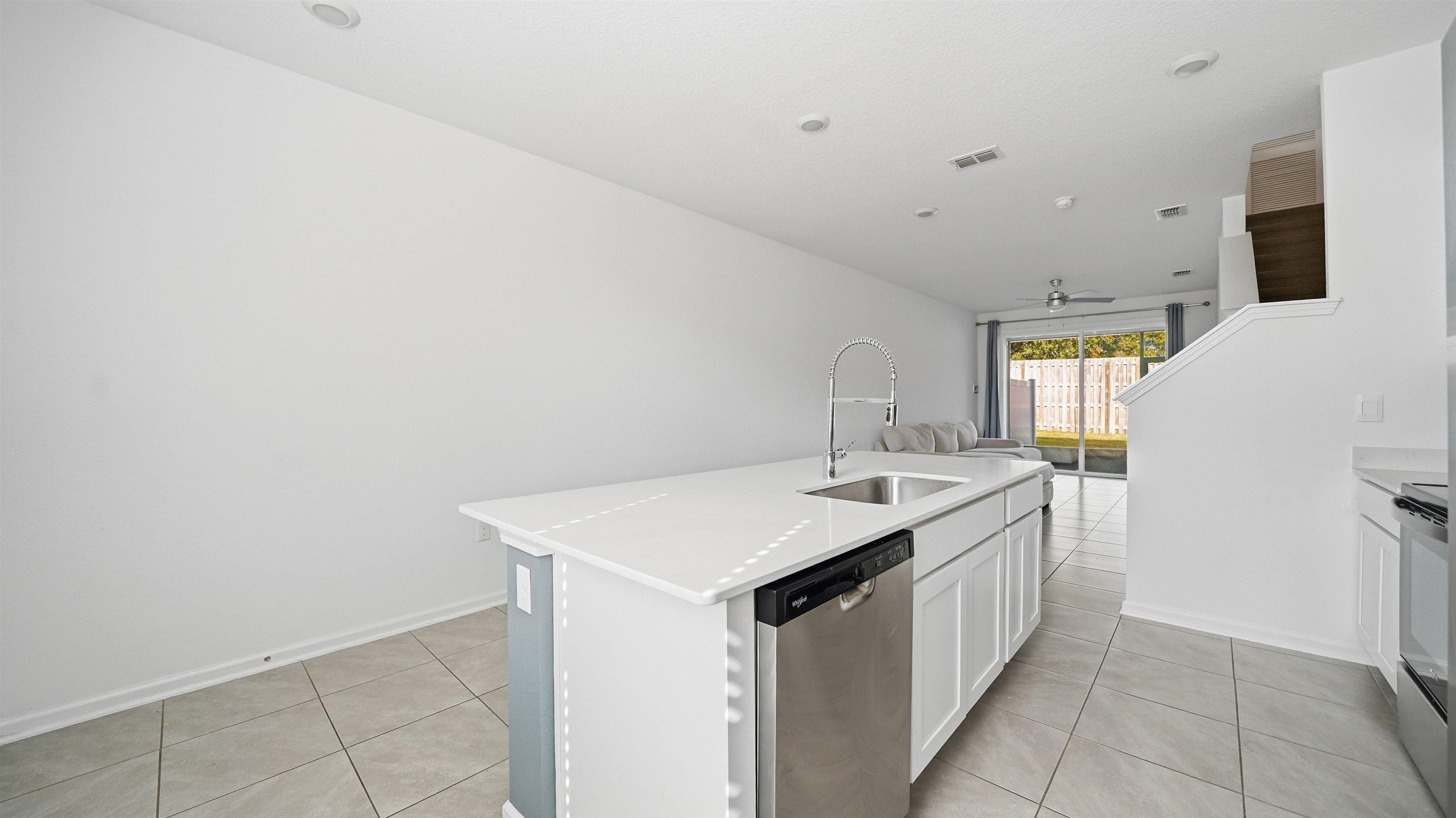 Image 5 of 39 For 180 Stonegate Ave