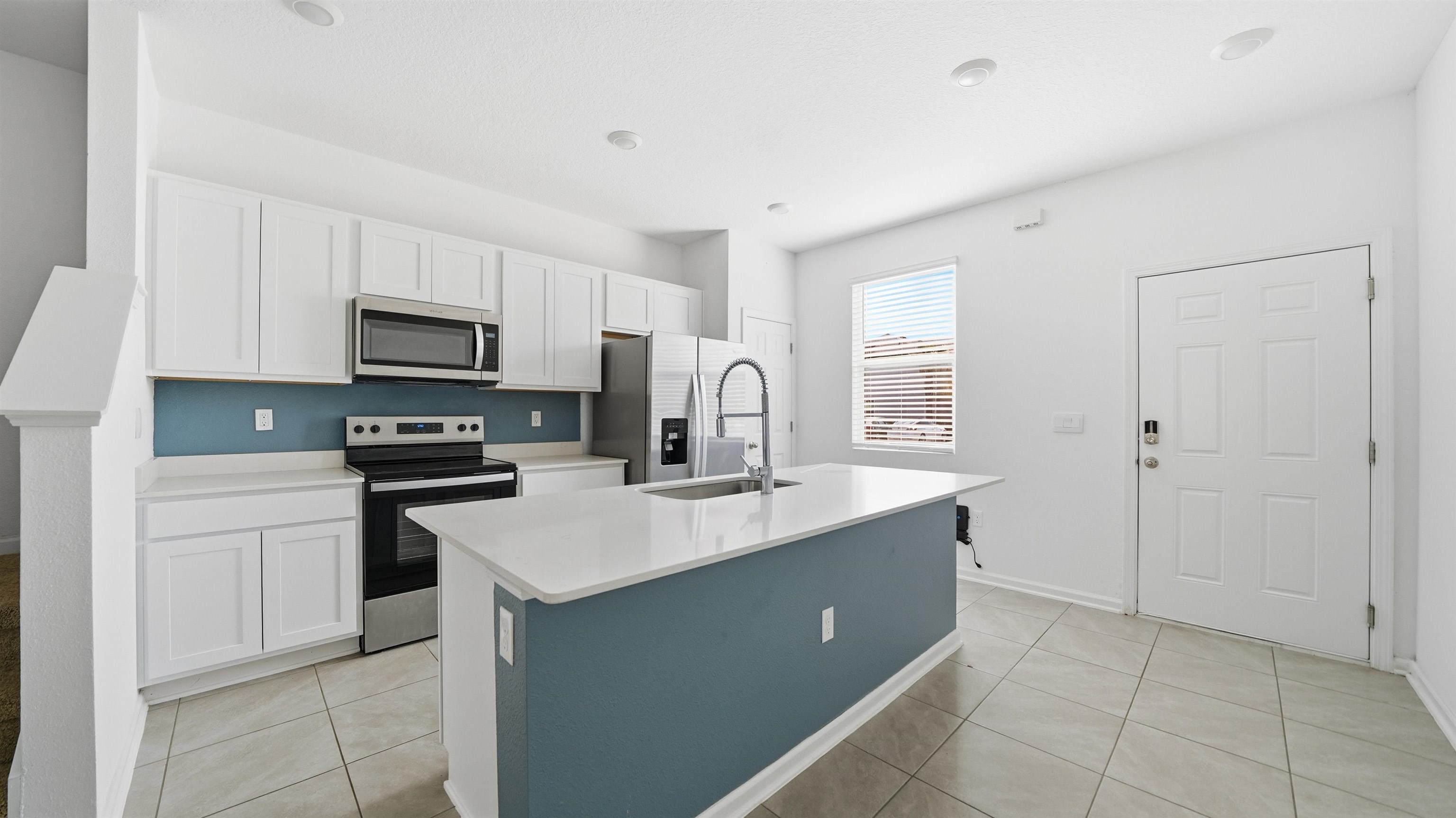 Image 7 of 39 For 180 Stonegate Ave