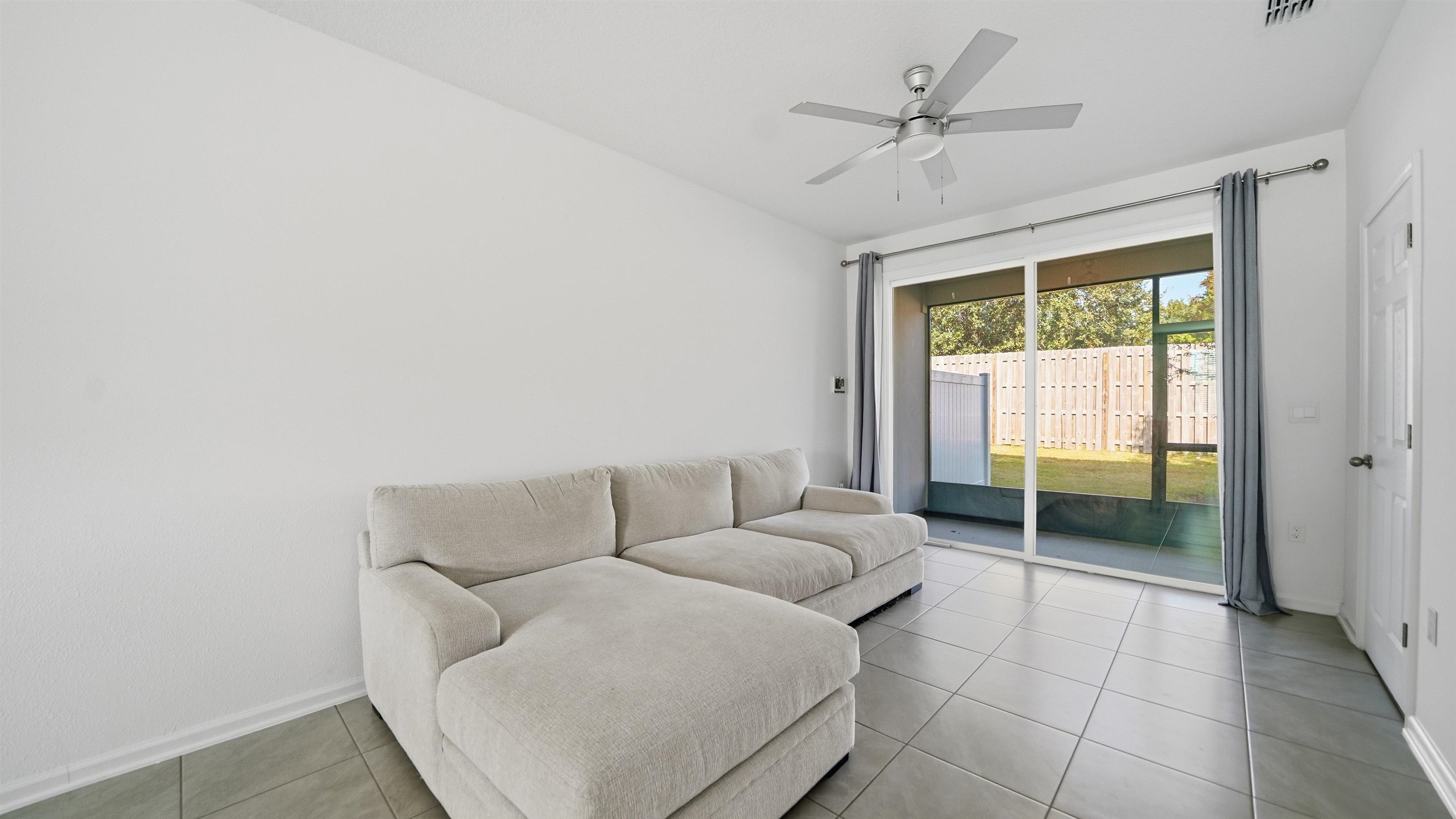 Image 9 of 39 For 180 Stonegate Ave