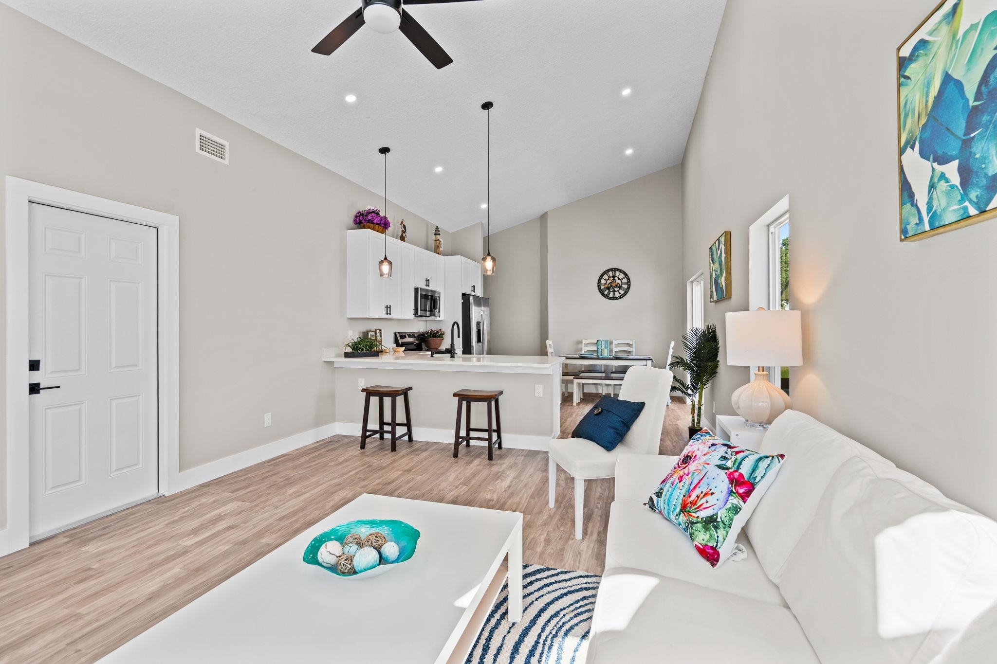 Image 4 of 32 For 816 9th Street W