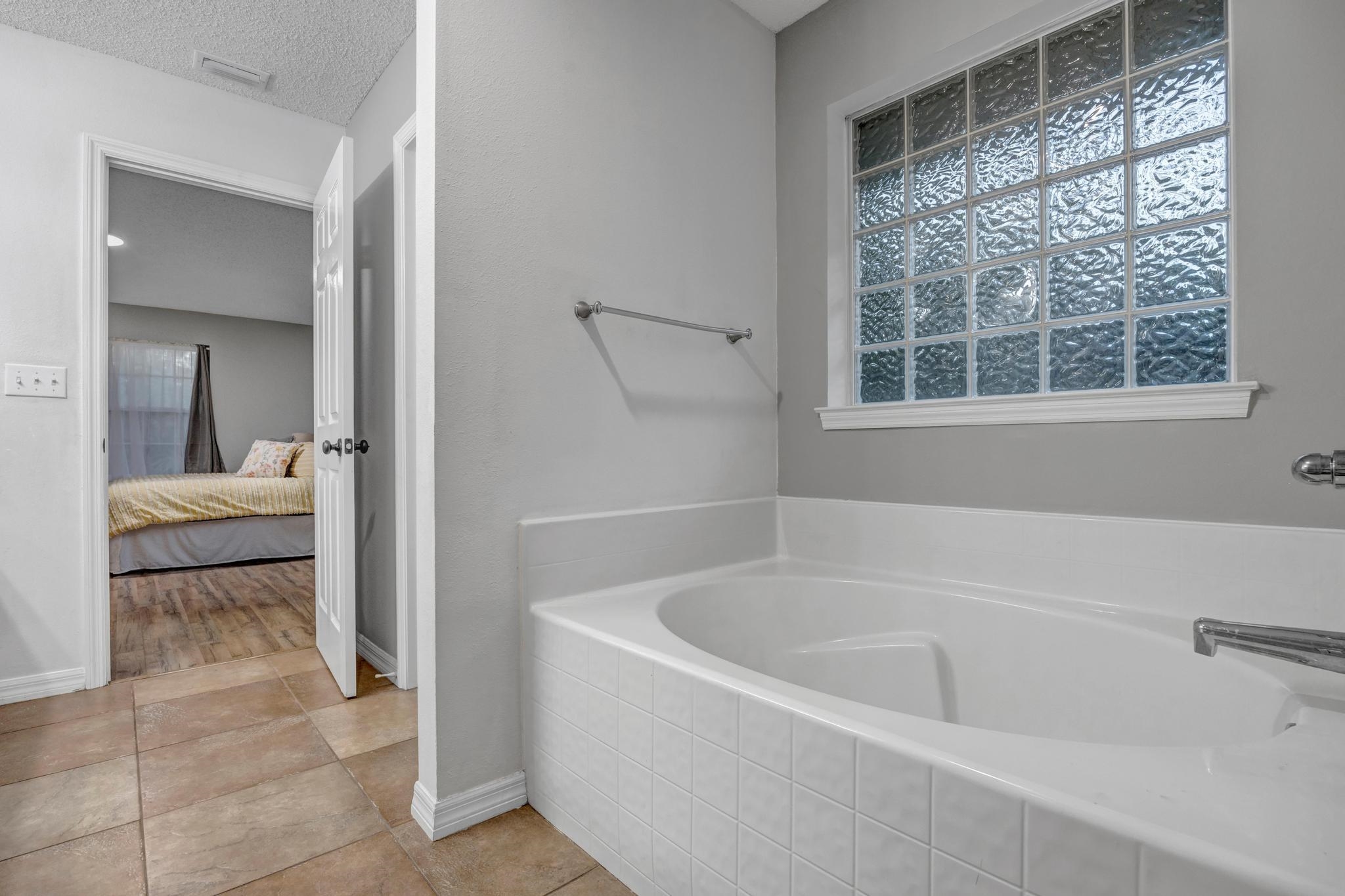 Image 20 of 28 For 98 Roxboro Dr