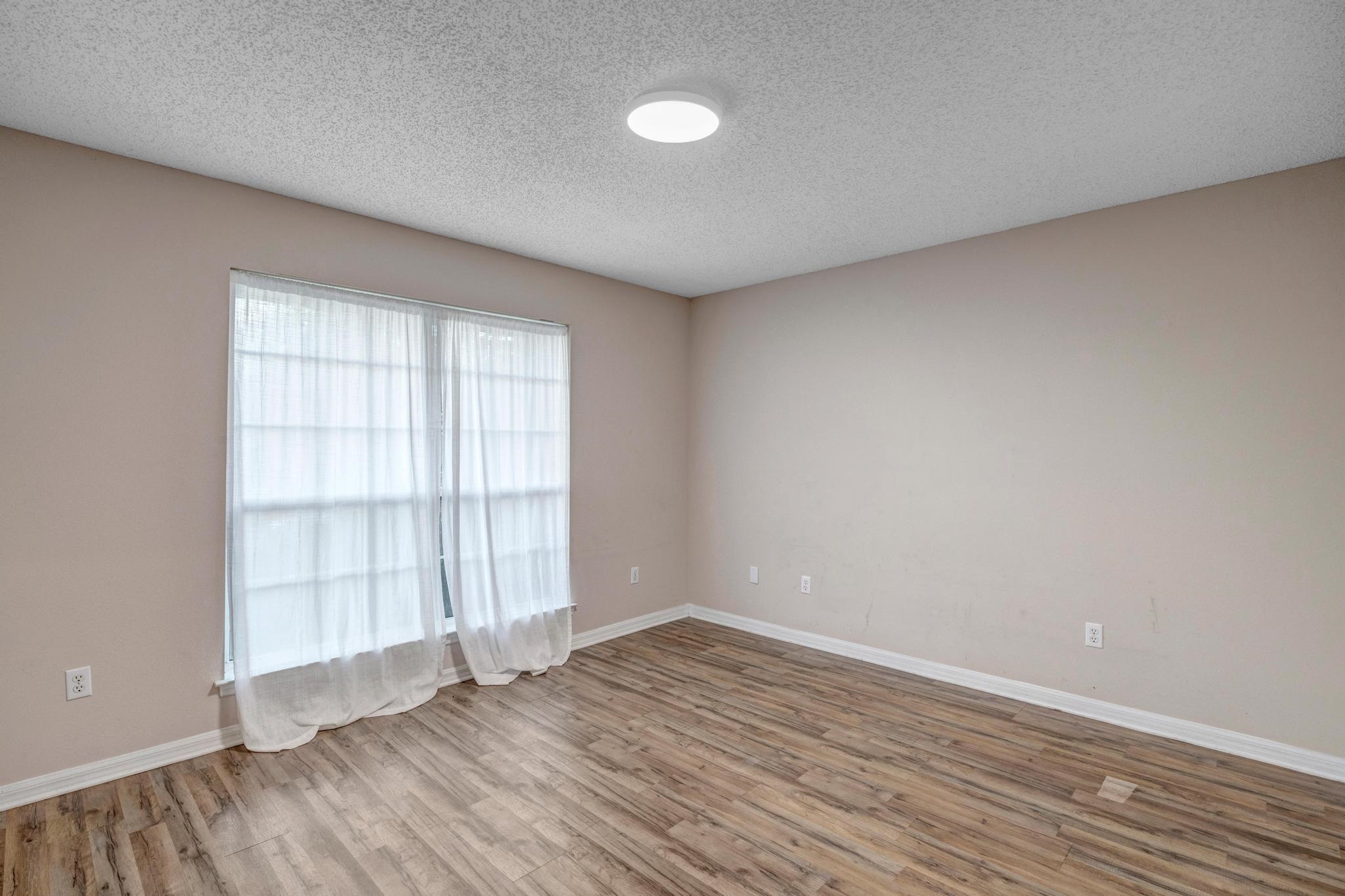 Image 26 of 28 For 98 Roxboro Dr