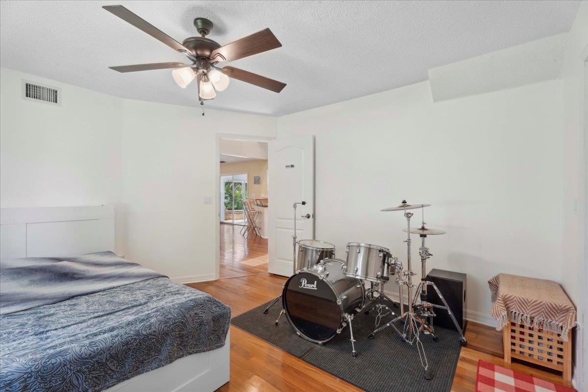 Image 36 of 75 For 22 Woodston Lane