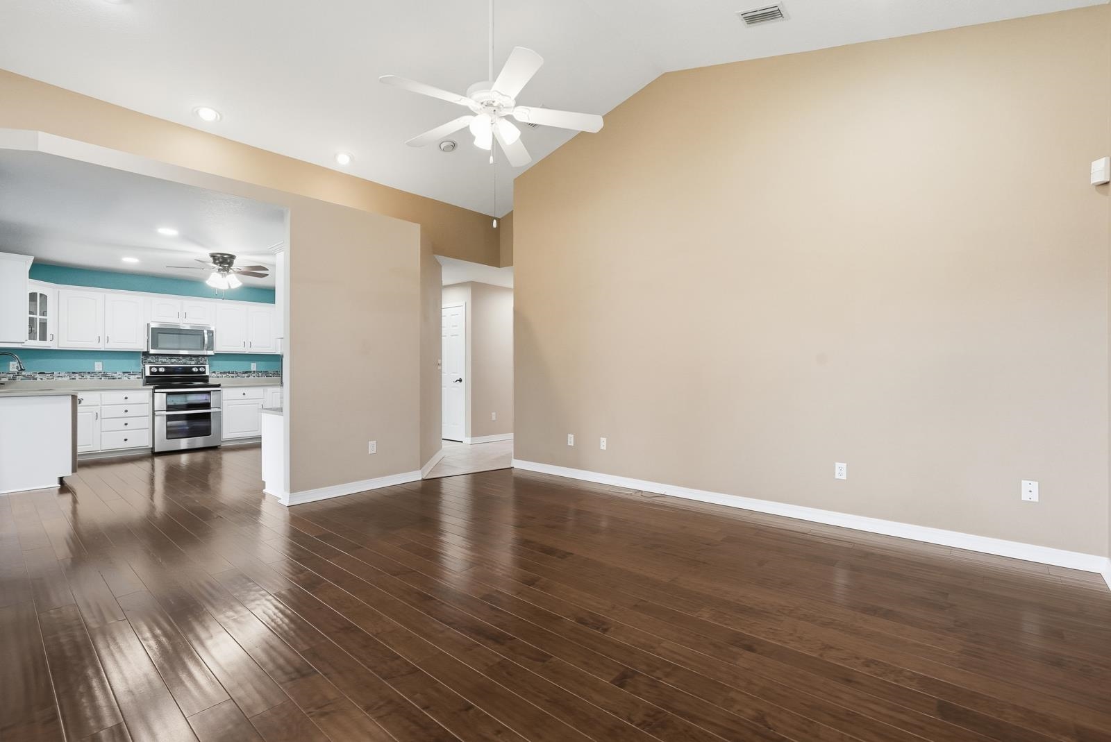 Image 21 of 62 For 241 Crystal Cove Dr