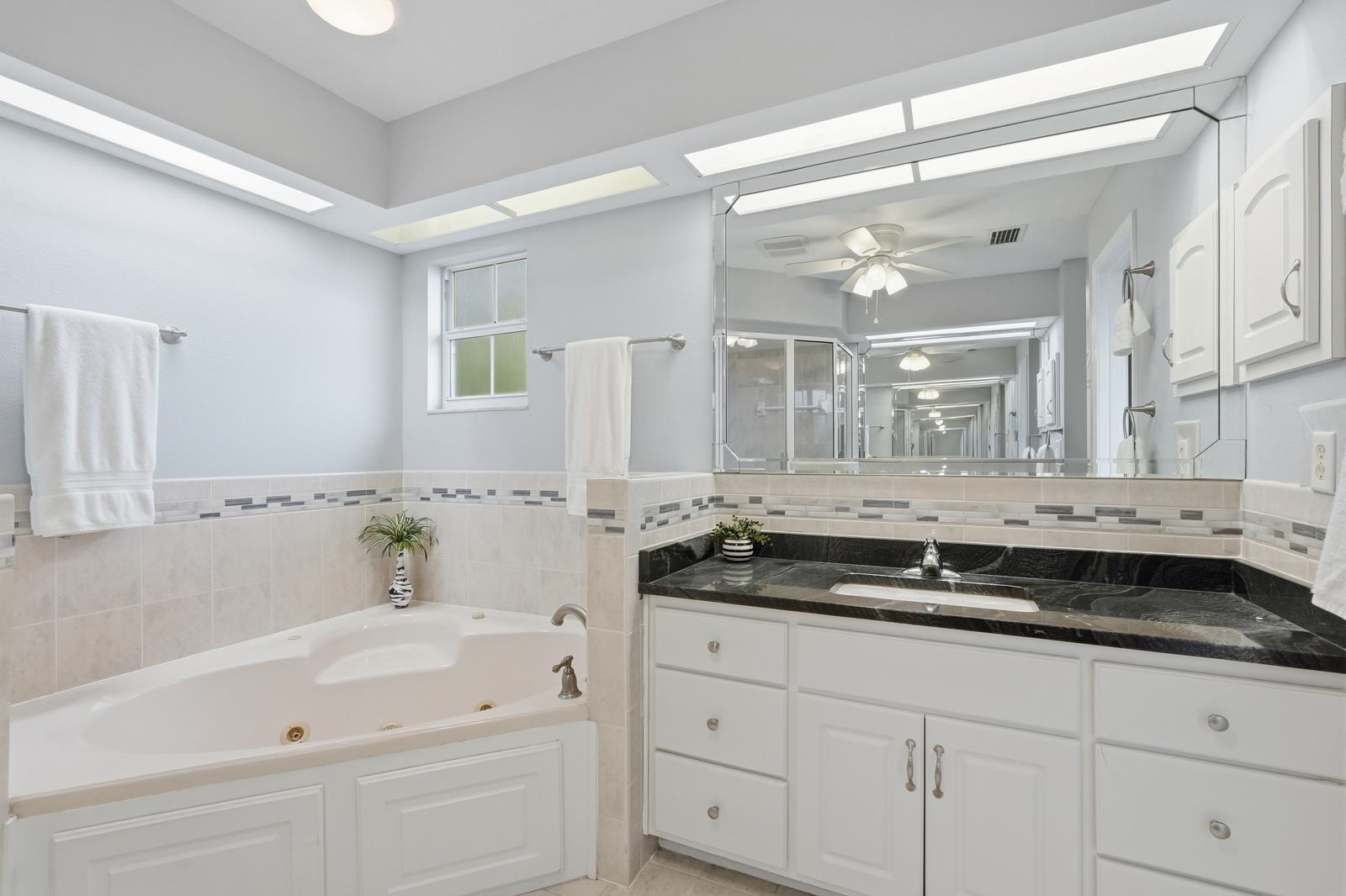 Image 33 of 62 For 241 Crystal Cove Dr