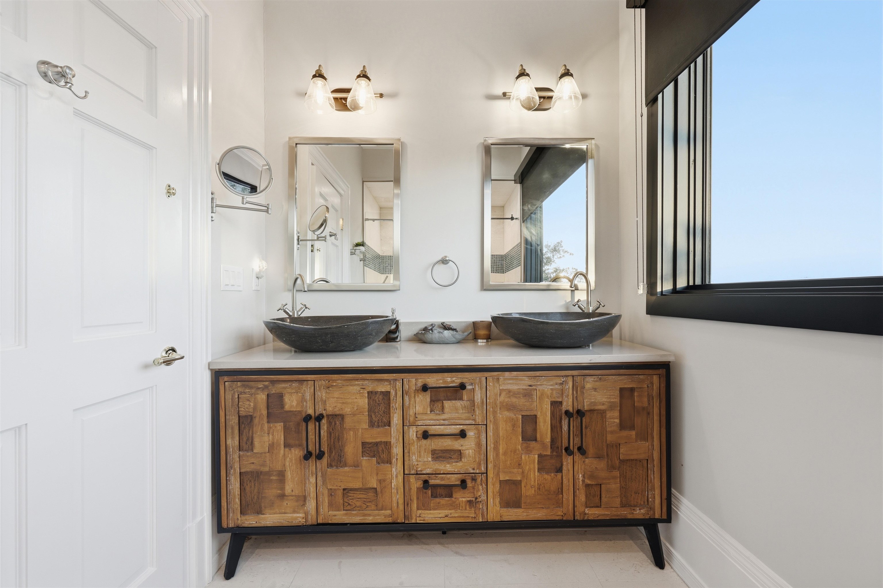 Image 20 of 99 For 3418 Lands End Dr