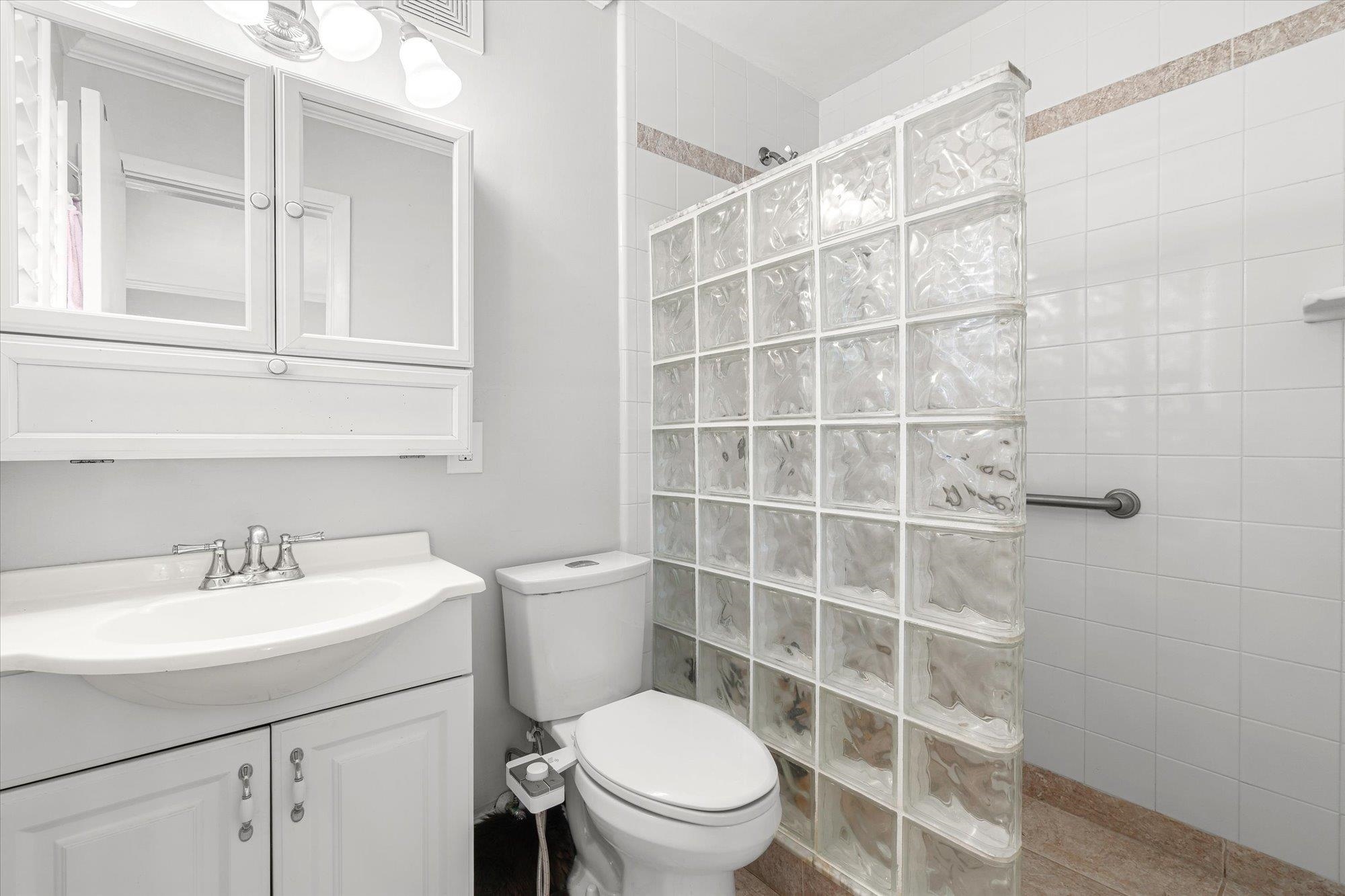 Image 12 of 39 For 3 Madeira Dr