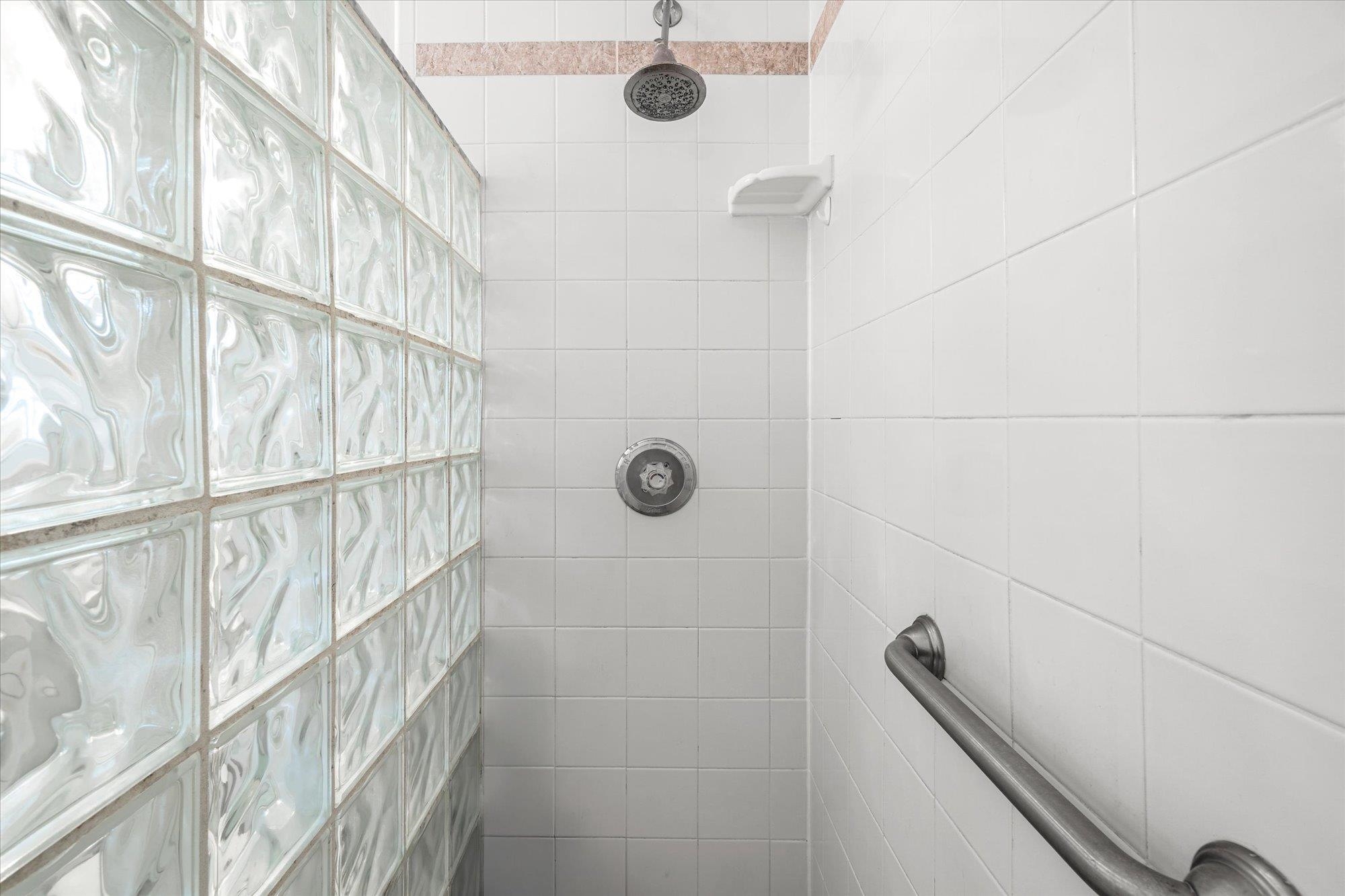 Image 13 of 39 For 3 Madeira Dr