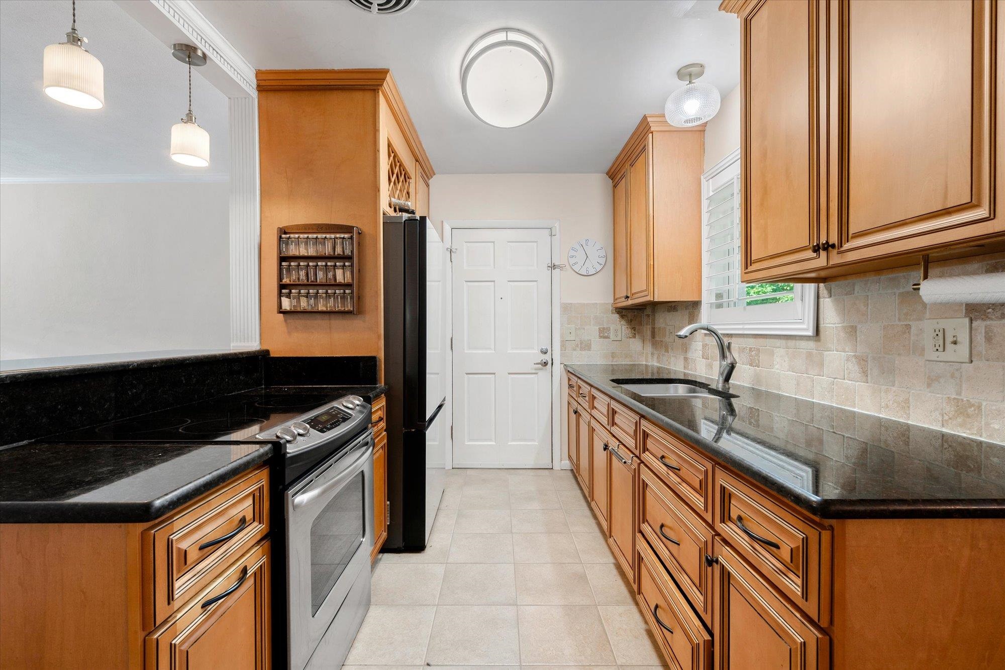 Image 6 of 39 For 3 Madeira Dr