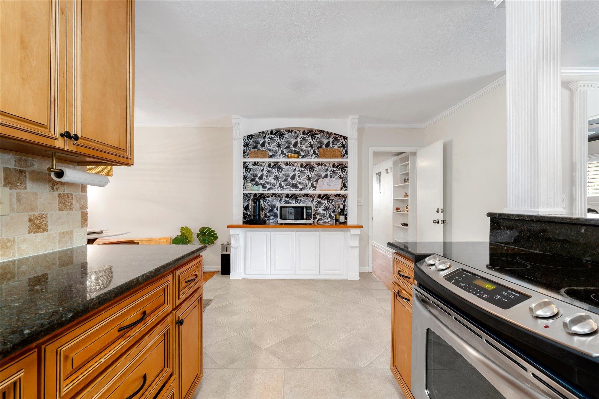 Image 7 of 39 For 3 Madeira Dr