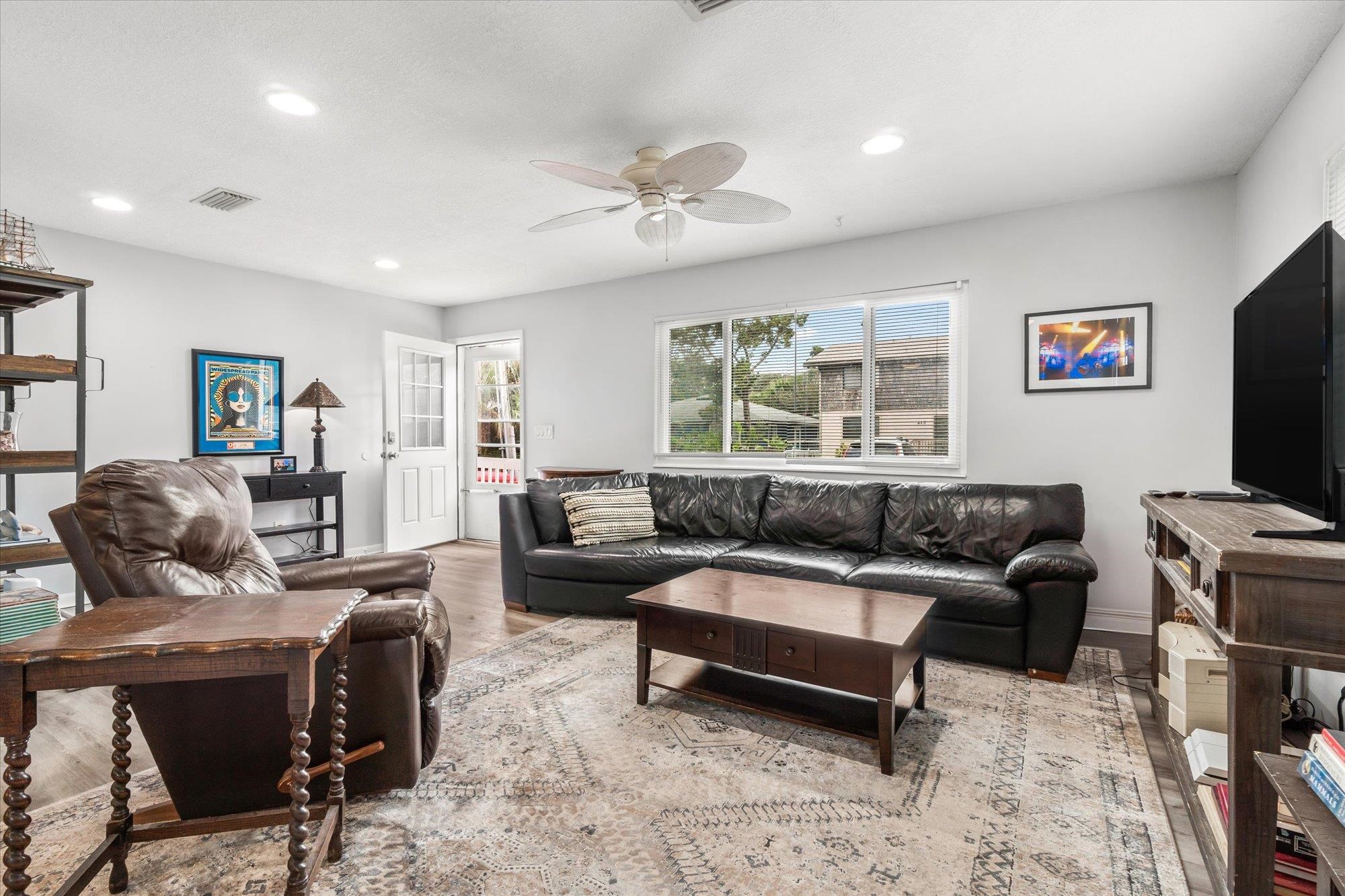 Image 18 of 35 For 216 9th St  