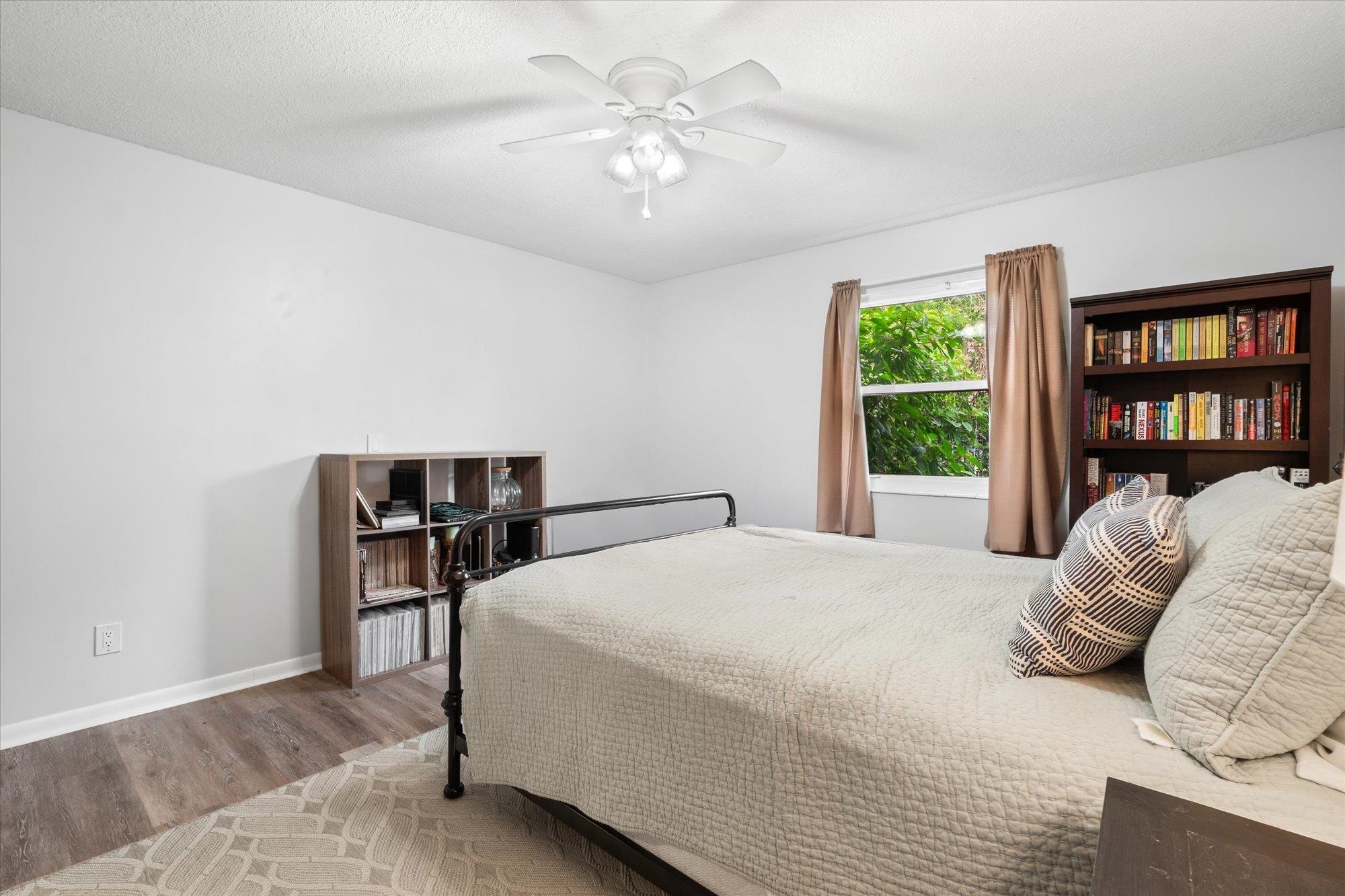 Image 27 of 35 For 216 9th St  