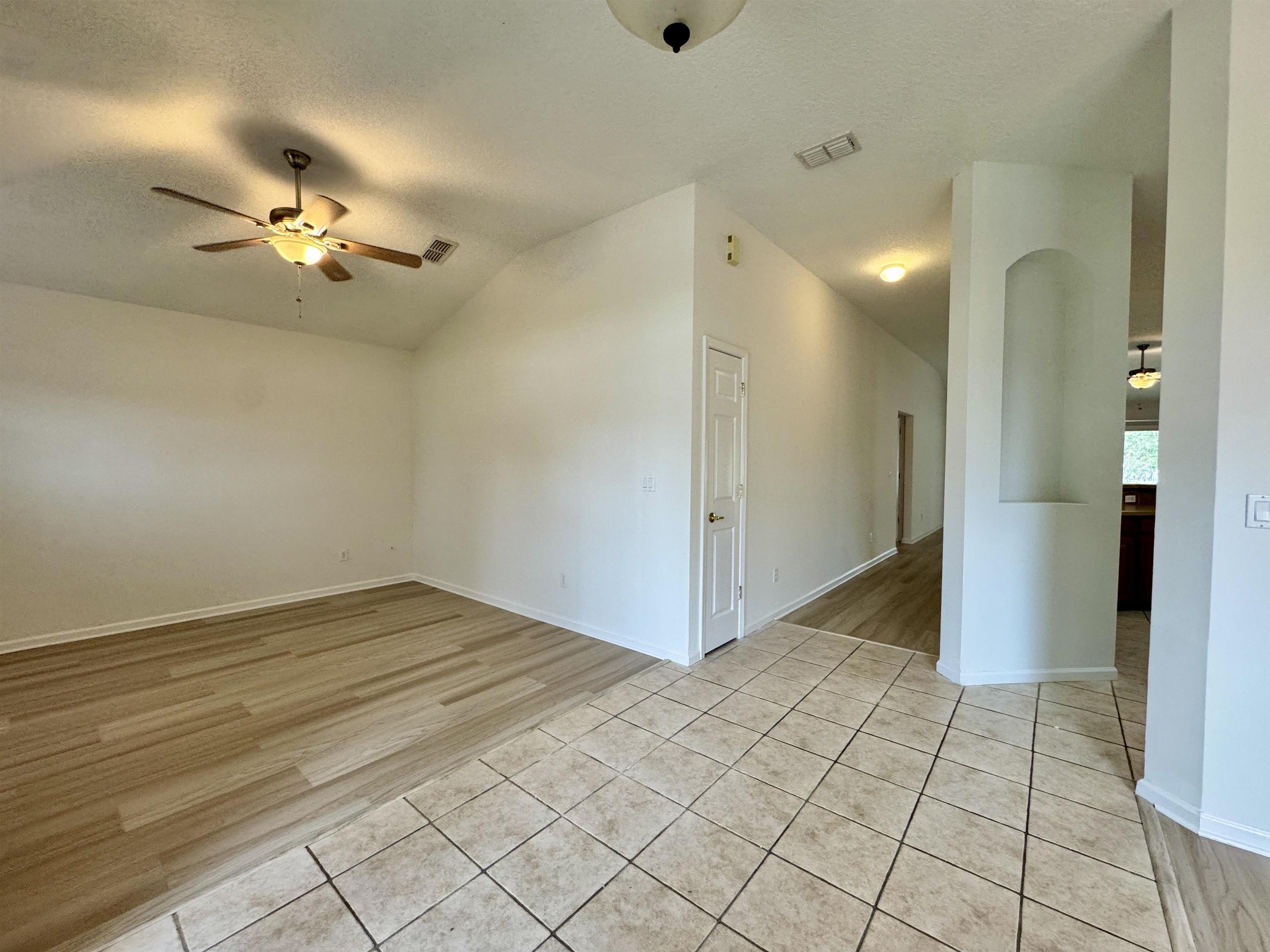 Image 4 of 50 For 1012 Arbor Trails Ct