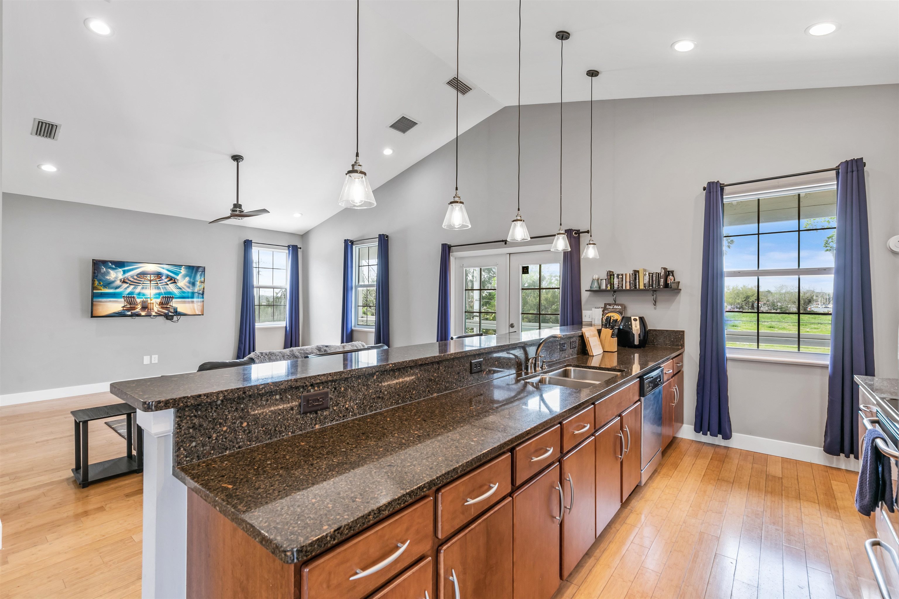 Image 27 of 35 For 28 Spring St.