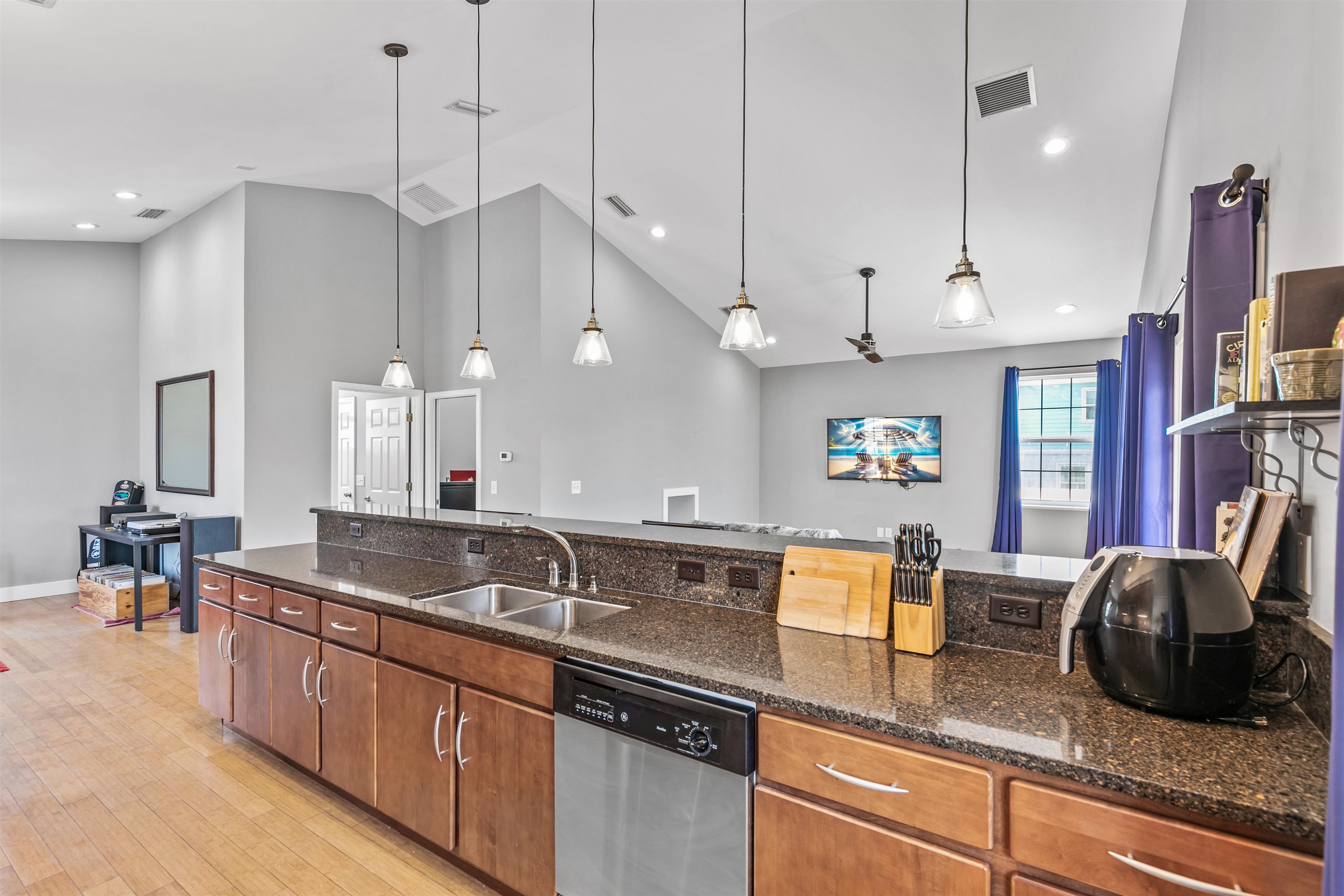 Image 31 of 35 For 28 Spring St.