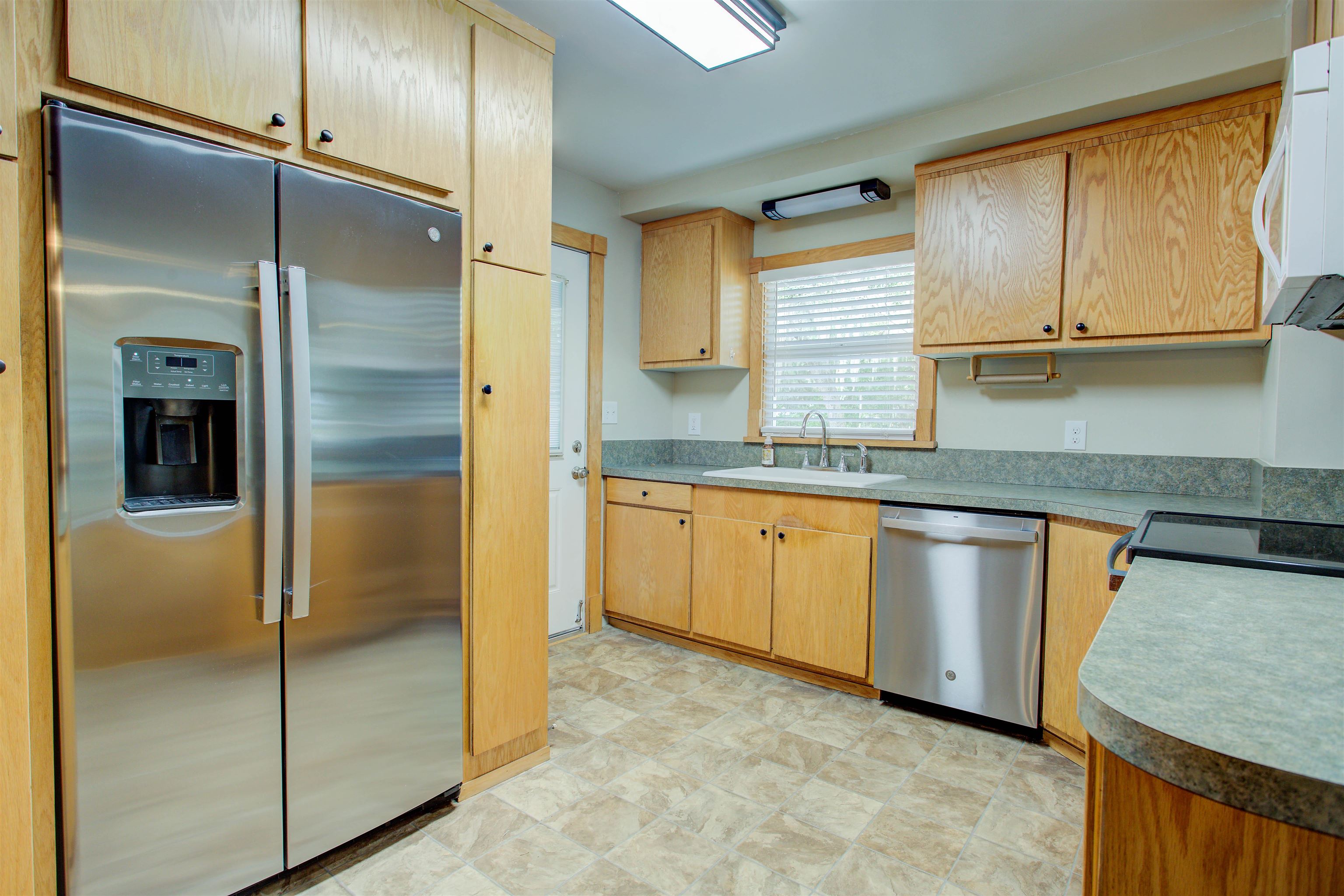 Image 28 of 70 For 2205 Gillis St