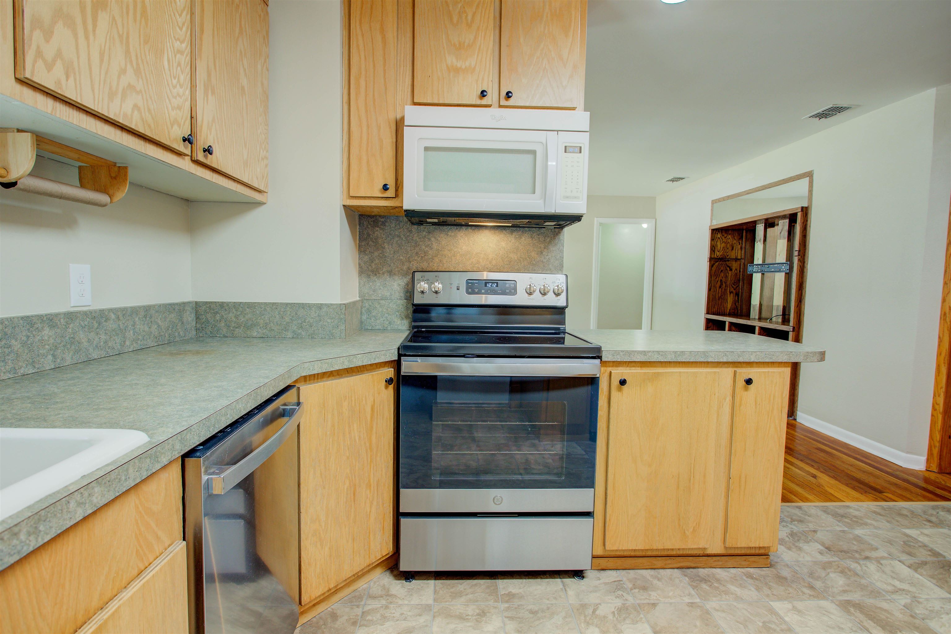 Image 32 of 70 For 2205 Gillis St