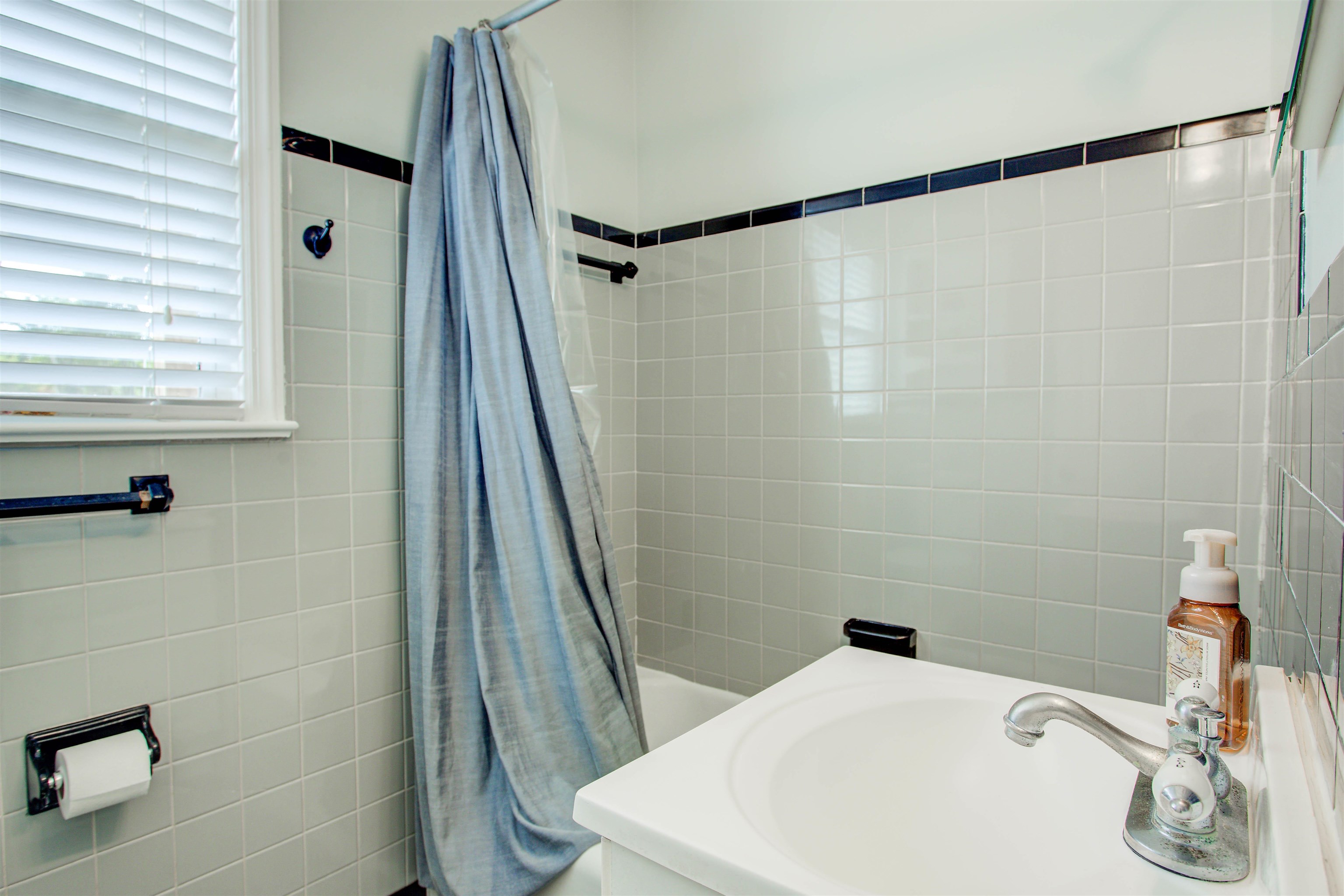 Image 56 of 70 For 2205 Gillis St