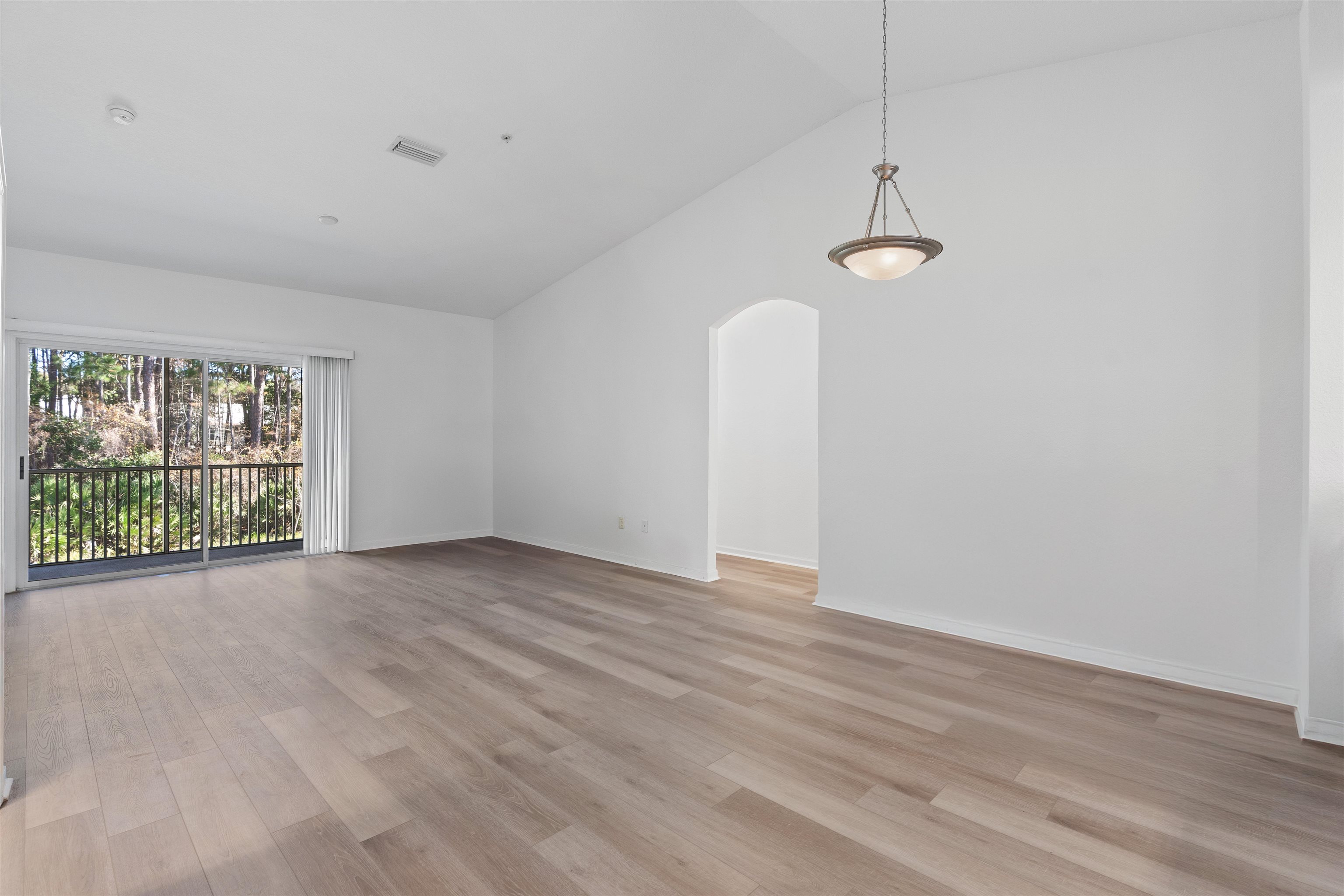 Image 12 of 78 For 215 Bayberry Cir  605