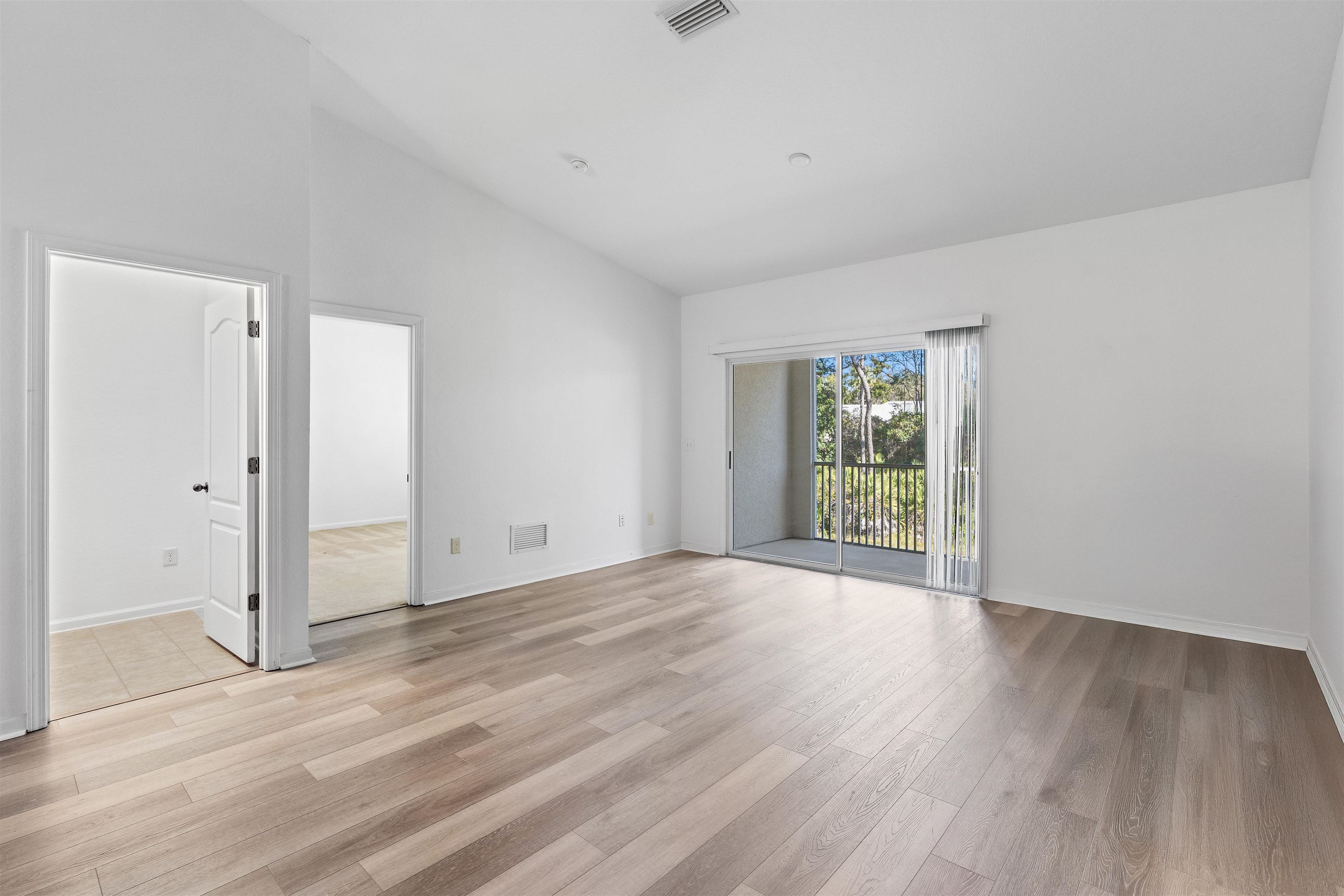 Image 13 of 78 For 215 Bayberry Cir  605