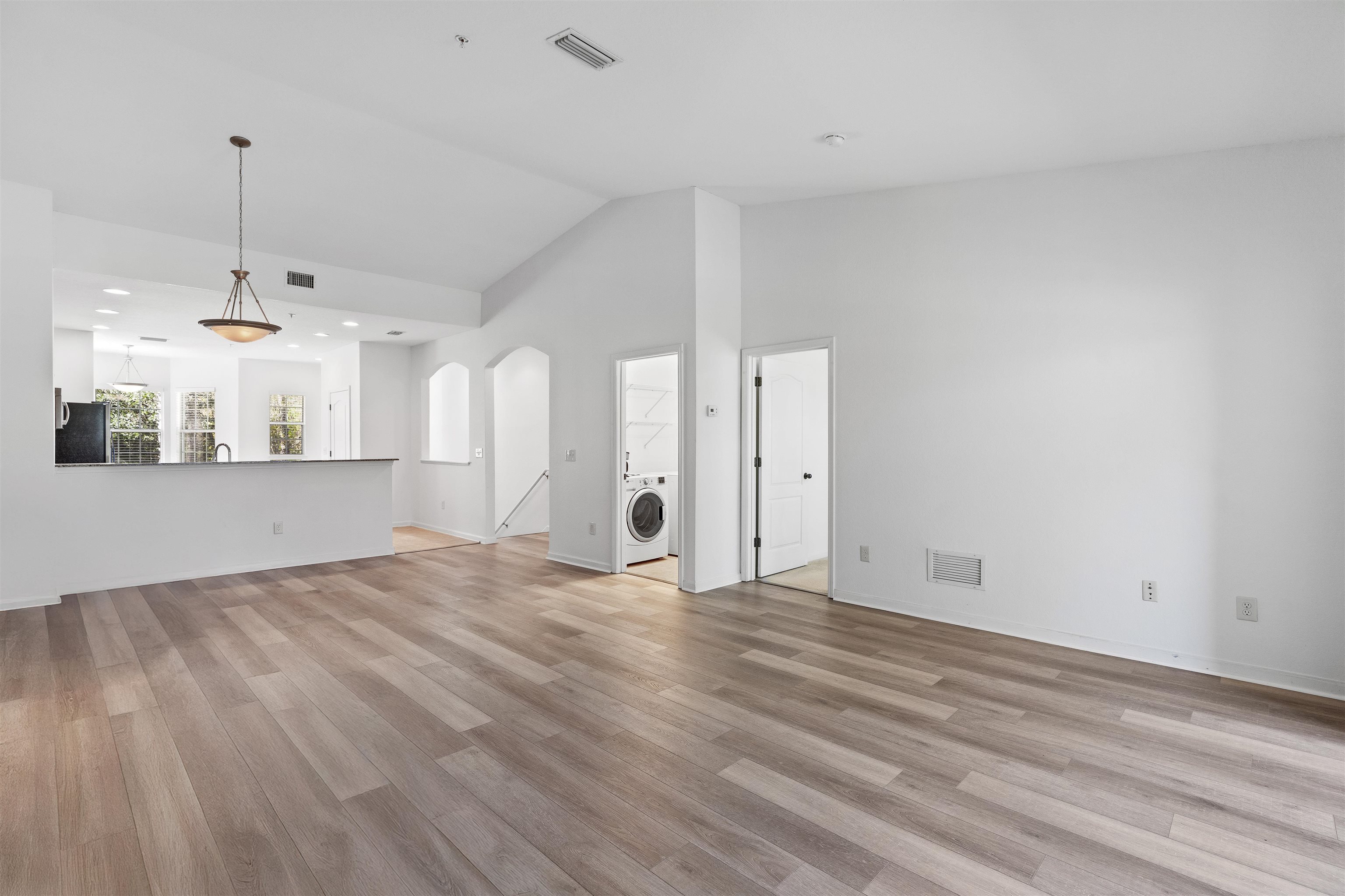 Image 15 of 78 For 215 Bayberry Cir  605