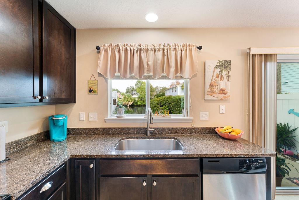 Image 13 of 42 For 205 Islander Dr