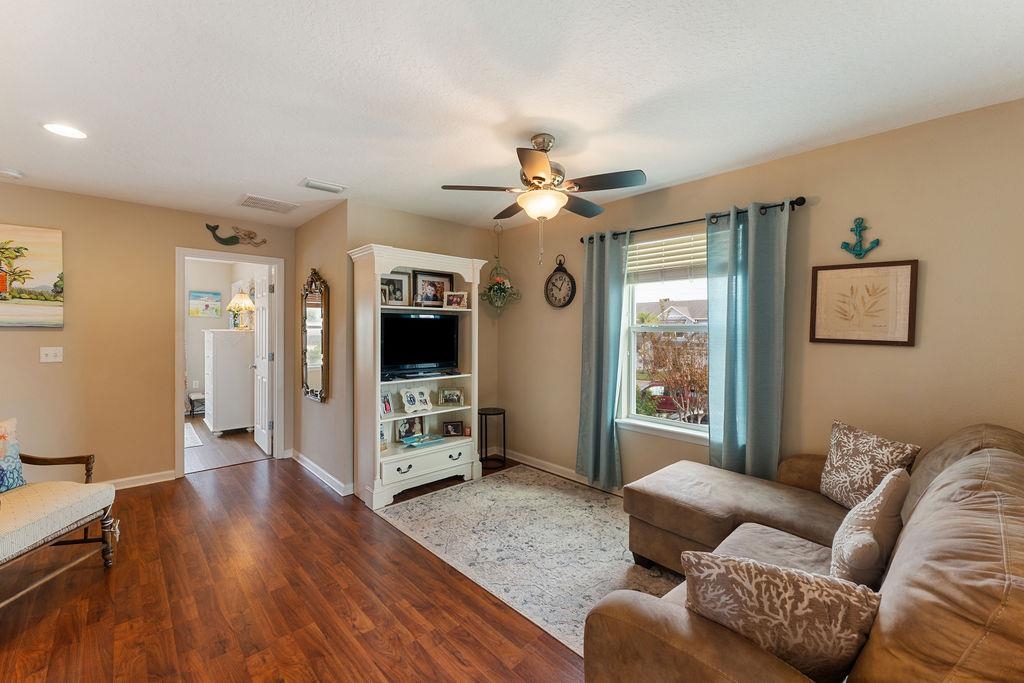 Image 16 of 42 For 205 Islander Dr