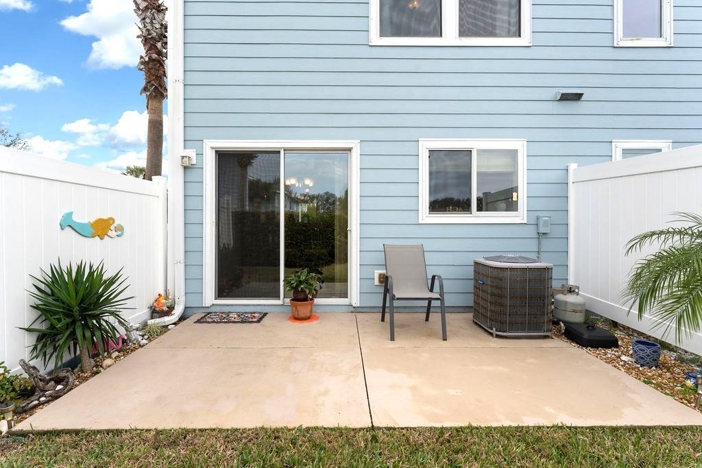 Image 9 of 42 For 205 Islander Dr