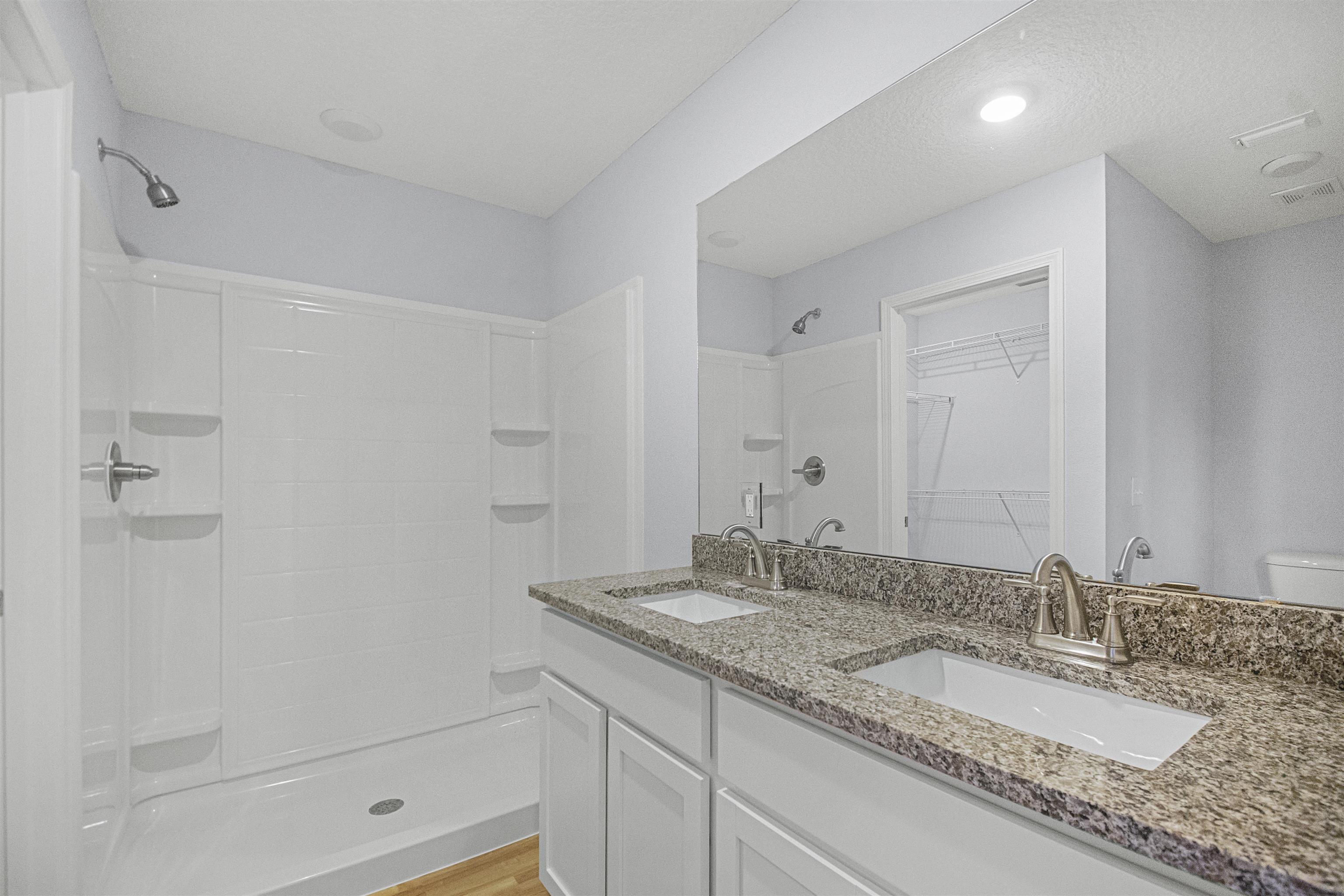 Image 10 of 16 For 475 Woodlawn St S